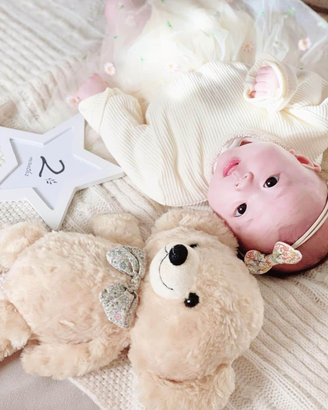 のインスタグラム：「#生後2ヶ月 👶🏻💕 最近はお喋りが上手になってきました✨ 顔を覗くと、あーうーあーって喋る🥰可愛い♥️ 生後1ヶ月写真が1ヶ月半くらいで撮ったからあんまり変わらない😂 元気に大きくなあれ☺️ ♡ ♡ ♡ ♡ #2ヶ月ベビー #マンスリーフォト #マンスリーカード #月齢フォト #月齢カード #女の子ベビー #babygirl #女の子ママ #姉妹ママ #韓国子供服 #ロンパース #ベビー用品 #ベビーグッズ #赤ちゃんのいる暮らし #赤ちゃんのいる生活 #リバティ #merrythought #メリーソート #メリーソートチーキー #テディベア #くまのぬいぐるみ」