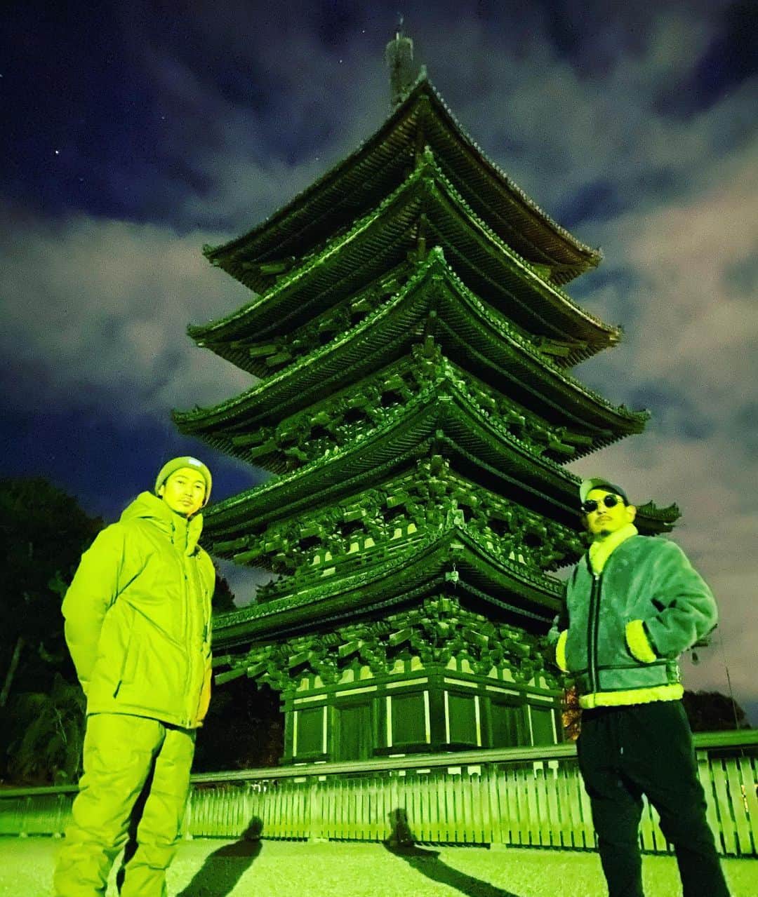 窪塚洋介のインスタグラム：「昨夜はDOZAN11に誘ってもらって、レキと深夜に奈良県の春日大社の"おん祭"を見学させて頂きました。 想像を絶する世界観に鳥肌が立ちまくり。凍てついた凛とした空気の中で、なんとも神々しい時間だった。 こんな神事が900年も脈々と受け継がれているなんて、驚愕。 それをニコ動配信してたのも驚愕。笑 (写真は帰り道の五重塔)」