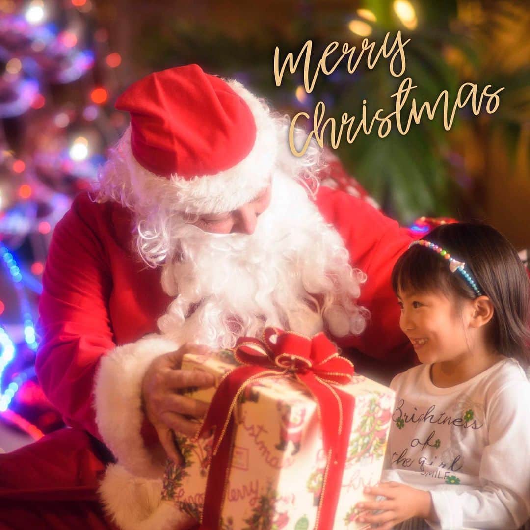 【公式】ルネッサンスリゾートオキナワのインスタグラム：「Merry Christmas！  フォーシーズンでは、3日間限定のスペシャルディナーをご用意。  赤をテーマに、一皿一皿趣向を凝らしたシェフの遊び心溢れる、聖夜のスペシャルディナーとなってます。 ﻿ 沖縄のみの放送ですが、今週、19日土曜日15:35〜 ＨＹさんの冠番組　ゴーゴーゴーヤー内で紹介されます。 ぜひチェックしてみてください。﻿ ﻿  ※画像内で放送時間が17:00〜と表記されてますが、正しくは15:35〜となります。  ﻿ #クリスマスディナー #hy #ゴーゴーゴーヤー #沖縄テレビ #沖縄 #リゾート #ホテル #ルネッサンスリゾートオキナワ﻿ #christmasdinner #gogogoya #okinawa #resort #hotel #renaissanceokinawaresort」