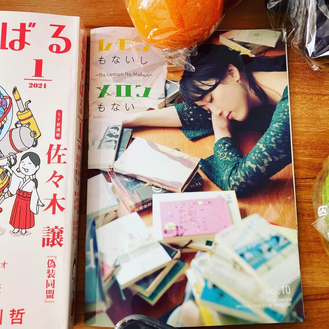 松井玲奈さんのインスタグラム写真 - (松井玲奈Instagram)「愛知県豊橋市からお野菜と果物がどっさり届きました。大好きなものばかりで、どれも食べるのが楽しみ。 そして、今日は小説すばるの発売日です。連載をしてる『累々』の最終回が掲載されています。 ちょうど届き始めたファンクラブ会報では書くことについてや、『累々』のお話も少しだけ。 中には集英社の頼もしい編集部チームからのメッセージもありました。いただいた一言一言がありがたい。 会報でファンの方の近況を知ることもあるのですが、昔握手会で結婚報告をしてくれた子がお母さんになっていたことを知り、朝から心が穏やかな気持ちになりました。  最後の写真は梨の大きさに驚いた写真ですが、あまりの雑な写真なのでご容赦ください。」12月17日 8時52分 - renamatui27