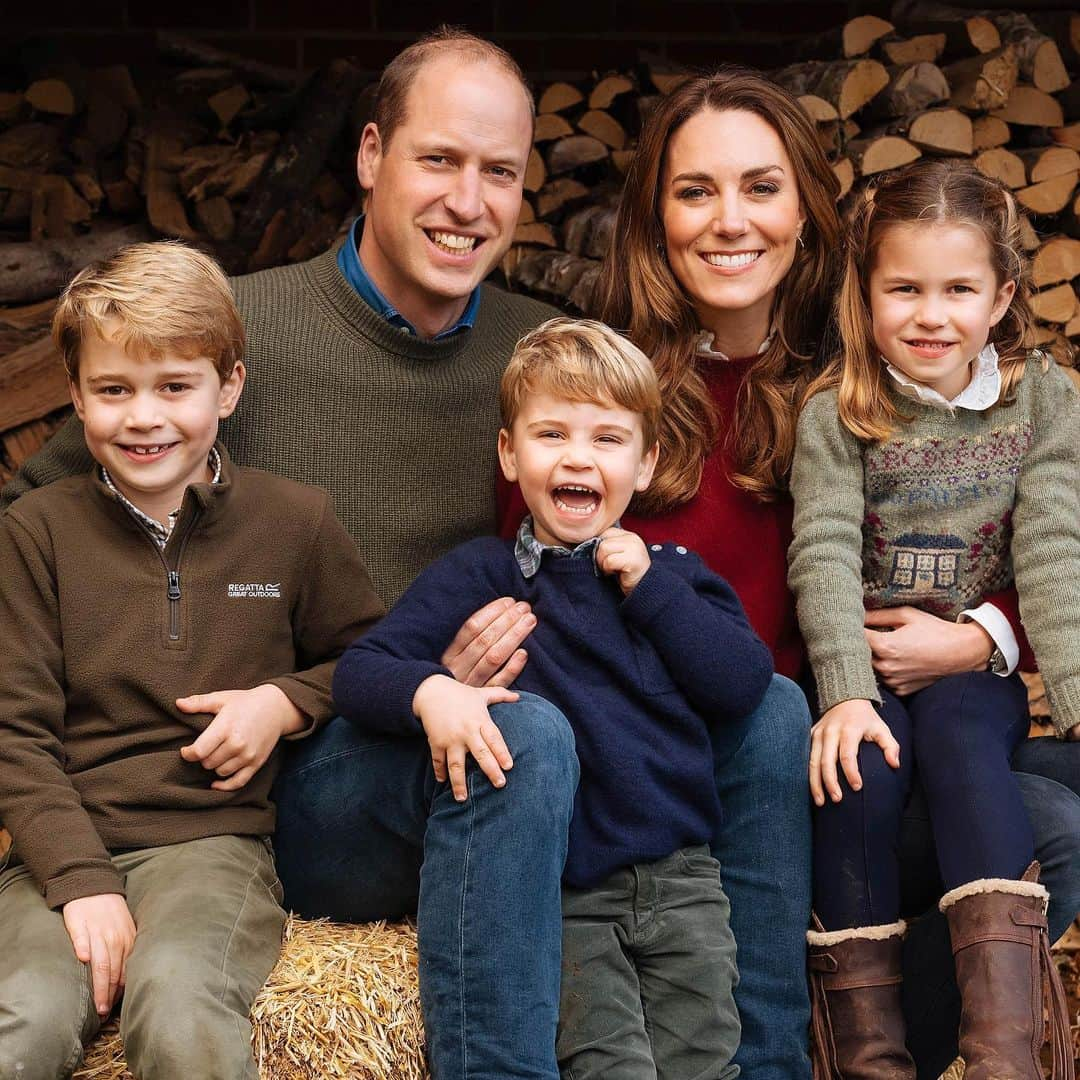 Just Jaredさんのインスタグラム写真 - (Just JaredInstagram)「Prince William and Kate Middleton have shared their family Christmas Card with royal supporters with a super happy Prince Louis in the middle #Princewilliam #DukeofCambridge #katemiddleton  #duchessofcambridge  #princegeorge  #princesscharlotte  #princelouis  #britishroyalfamily Photos: Matt Porteous via Getty」12月17日 8時53分 - justjared