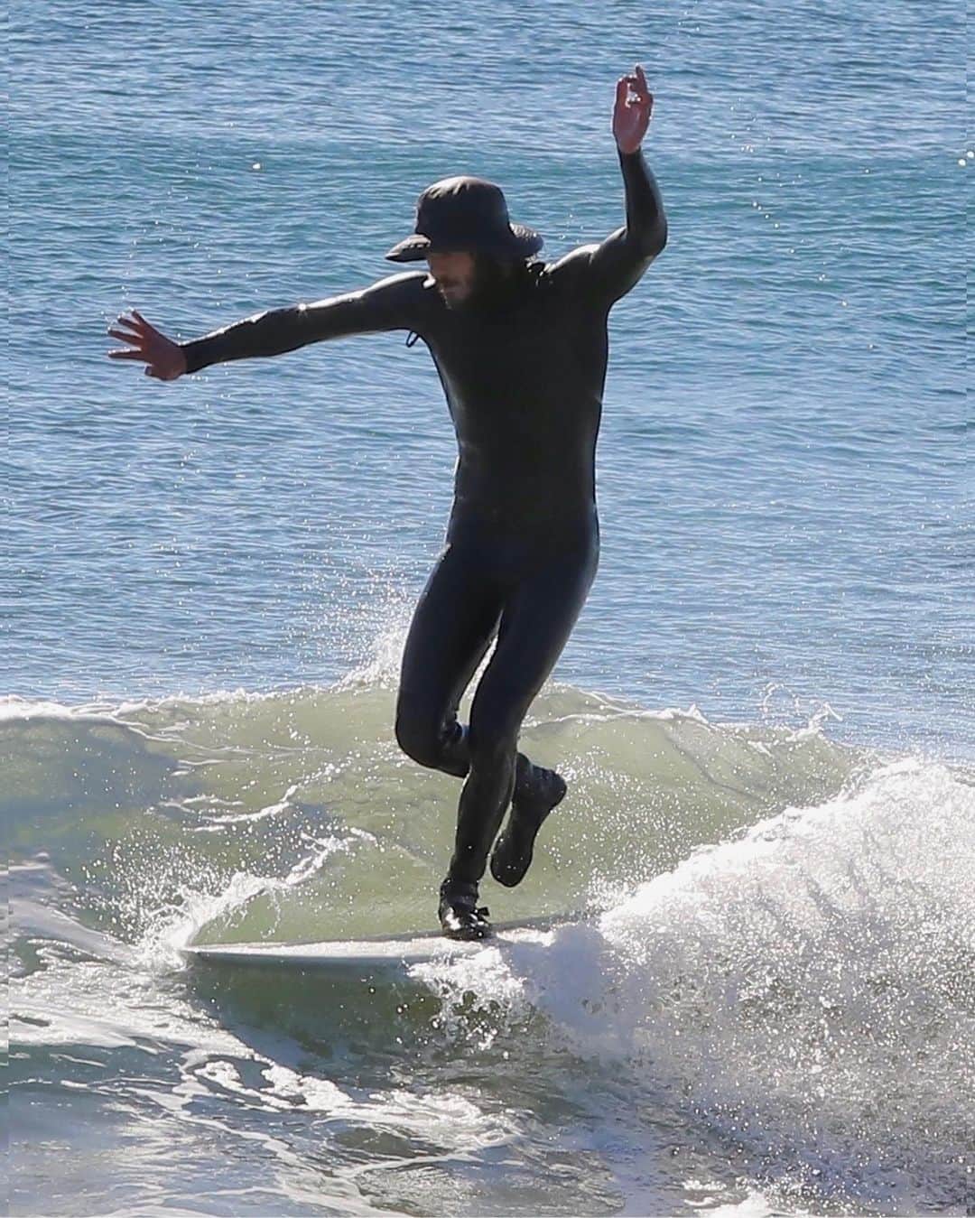 Just Jaredさんのインスタグラム写真 - (Just JaredInstagram)「Adam Brody celebrates his 41st birthday with a surf date with wife Leighton Meester in LA #AdamBrody #LeightonMeester Photos: Backgrid」12月17日 8時56分 - justjared