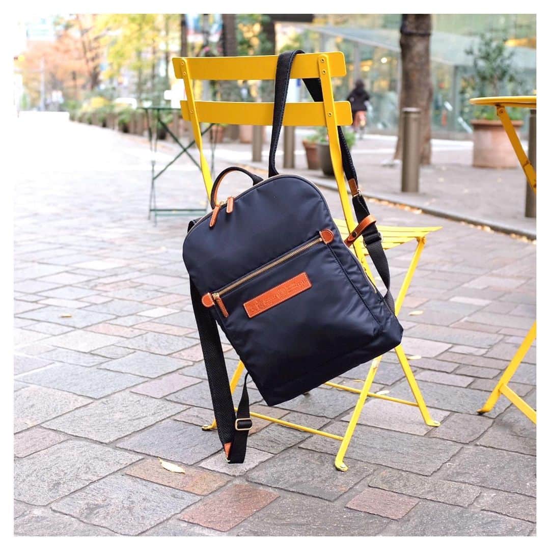 Felisi Japan 〔フェリージ〕さんのインスタグラム写真 - (Felisi Japan 〔フェリージ〕Instagram)「【SMART LINE for SS21】 . 現代のビジネスパーソンに向けた、 スリムで軽くミニマルなデザインが特徴の「SMART LINE」。 21SSではカラー、モデル展開がリニューアル。 . 他のモデルでは定番のNavy × L.Brownの コンビネーションカラーが追加。 カジュアル化したスタイルにマッチし、 ダークトーンになりがちなビジネスコーデを華やかにしてくれます。 . SMART LINEのアイコンモデル、薄マチリュック。 電車内で前掛けしたときに重宝する、 ダブルファスナー仕様の大きな間口や クッション付き前ポケットを装備。 また密を避けた自転車通勤にも便利な チェストストラップも付いており、 通勤時間を楽にしてくれます。 . . Model No. 20/55/1/DS+A Price：¥64,900 . . #felisi #felisiselection #businessbag #shoulderbag #rucksack #totebag #smartline #SS21 #madeinitay #フェリージ #フェリージセレクション #スマートライン #働き方改革 #ワークスタイル #ビジネスバッグ #トートバッグ #リュックサック #ビジネスリュック #ショルダーバッグ #21年春夏 #新作」12月17日 9時07分 - felisi_japan