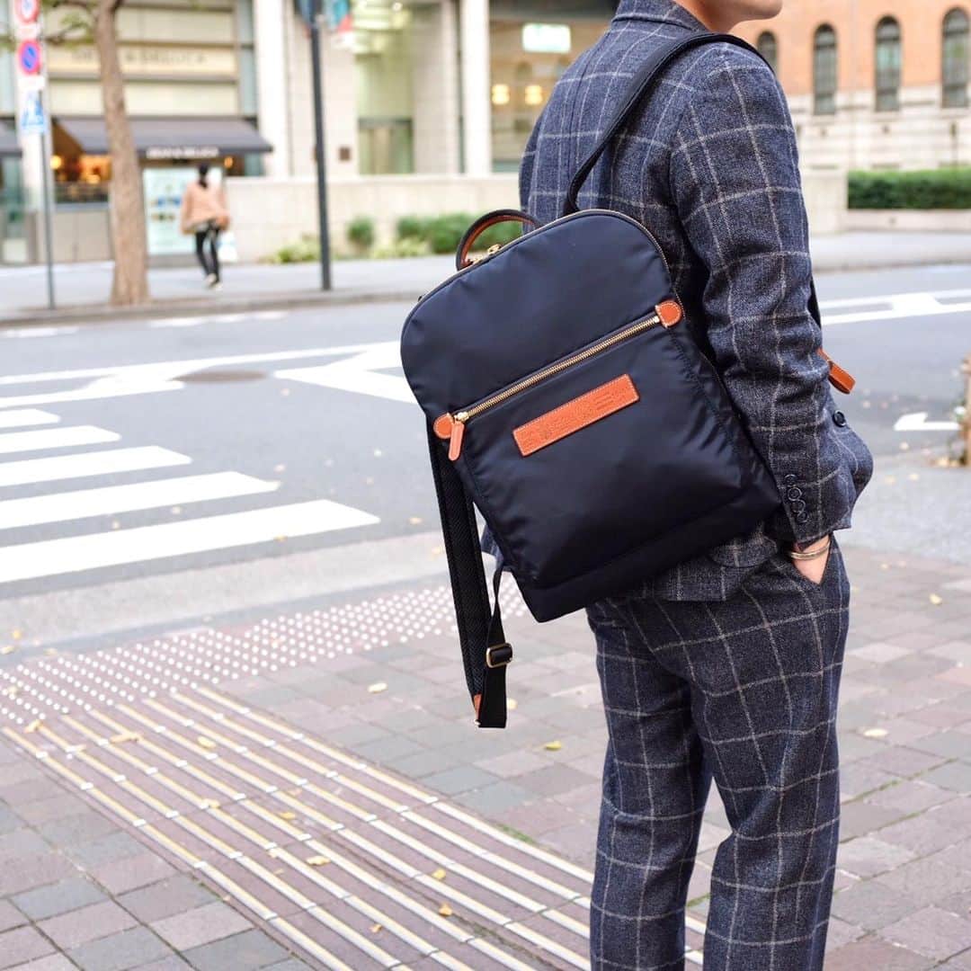 Felisi Japan 〔フェリージ〕さんのインスタグラム写真 - (Felisi Japan 〔フェリージ〕Instagram)「【SMART LINE for SS21】 . 現代のビジネスパーソンに向けた、 スリムで軽くミニマルなデザインが特徴の「SMART LINE」。 21SSではカラー、モデル展開がリニューアル。 . 他のモデルでは定番のNavy × L.Brownの コンビネーションカラーが追加。 カジュアル化したスタイルにマッチし、 ダークトーンになりがちなビジネスコーデを華やかにしてくれます。 . SMART LINEのアイコンモデル、薄マチリュック。 電車内で前掛けしたときに重宝する、 ダブルファスナー仕様の大きな間口や クッション付き前ポケットを装備。 また密を避けた自転車通勤にも便利な チェストストラップも付いており、 通勤時間を楽にしてくれます。 . . Model No. 20/55/1/DS+A Price：¥64,900 . . #felisi #felisiselection #businessbag #shoulderbag #rucksack #totebag #smartline #SS21 #madeinitay #フェリージ #フェリージセレクション #スマートライン #働き方改革 #ワークスタイル #ビジネスバッグ #トートバッグ #リュックサック #ビジネスリュック #ショルダーバッグ #21年春夏 #新作」12月17日 9時07分 - felisi_japan