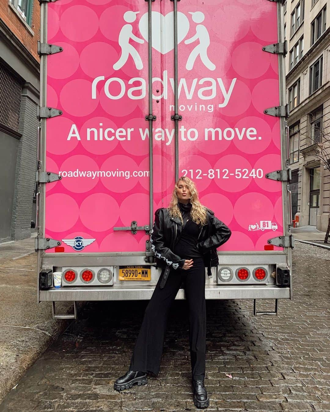 エルザ・ホスクさんのインスタグラム写真 - (エルザ・ホスクInstagram)「New beginnings❤️Moving across the country when you are 7 months pregnant is not something i would recommend 😅 Heartfelt shoutout to @roadwaymoving for making it the best possible experience for us!! Their team made this pregnant lady so chill I fell asleep in the closet during the move 🥰🥰」12月17日 9時00分 - hoskelsa