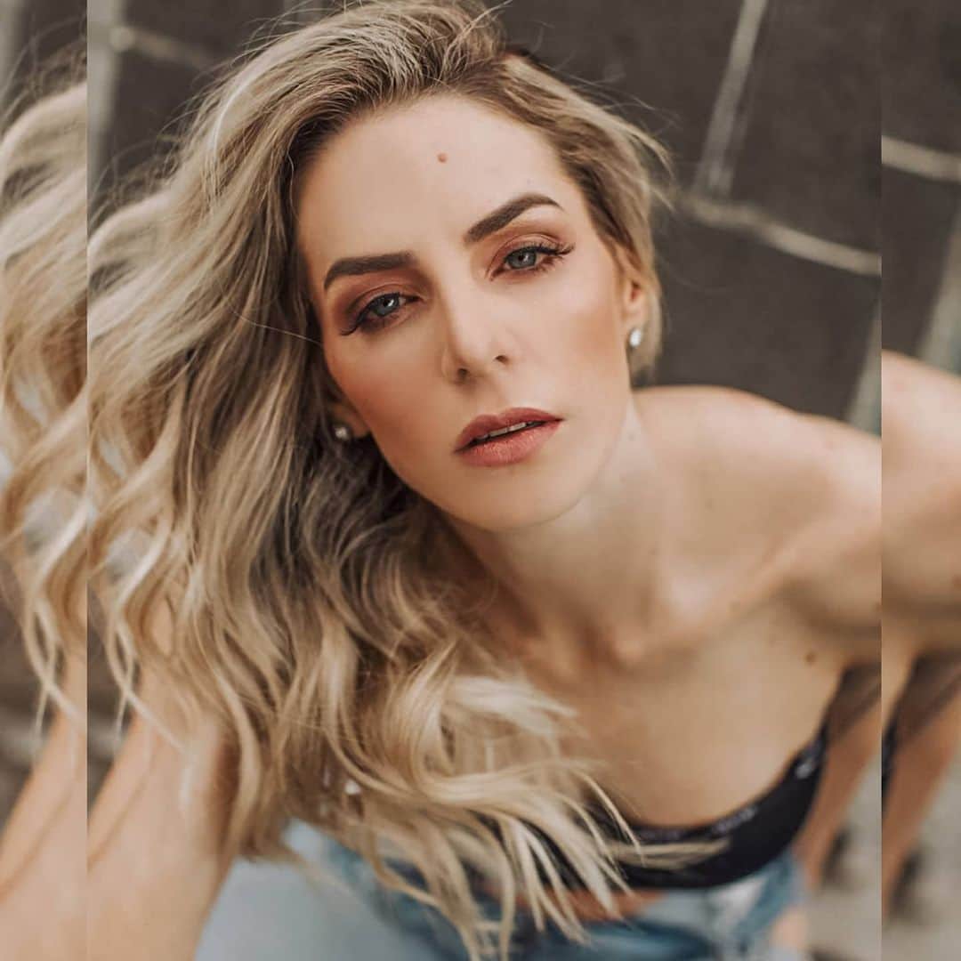 SuelleOliveiraのインスタグラム：「Ninguém virá te salvar. Saia dessa torre. Pule essa janela. Mate esse dragão. Acorde sem o beijo. Tire esse vestido cafona. Devolva o sapo ao brejo  e avise ao lobo mau que quem manda nessa porra é você!  📸 @janainaclaudinofotografia」