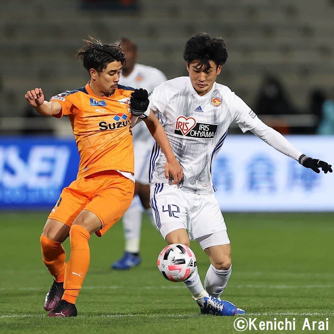 Goal Japanさんのインスタグラム写真 - (Goal JapanInstagram)「. ＼🟠現役を引退する #吉本一謙 が今季初出場🔵／ 試合は #ベガルタ仙台 がアウェイでの強さを発揮して勝利。試合後、吉本は #清水エスパルス のファン・サポーターへ涙の挨拶。(Photo: Kenichi Arai) . 🇯🇵#明治安田生命J1リーグ 第33節 🆚清水エスパルス 2-3 ベガルタ仙台 ⚽️#蜂須賀孝治 (17分)、#西澤健太 (29分)、#松下佳貴 (45分)、#ジュニオールドゥトラ (67分)、#浜崎拓磨 (86分) . #soccer #football #jleague #J1 #shimizuspulse #spulse #vegalta #vegaltasendai #goaljleague #サッカー #フットボール #Jリーグ #明治安田生命Jリーグ #⚽」12月17日 9時02分 - goaljapan