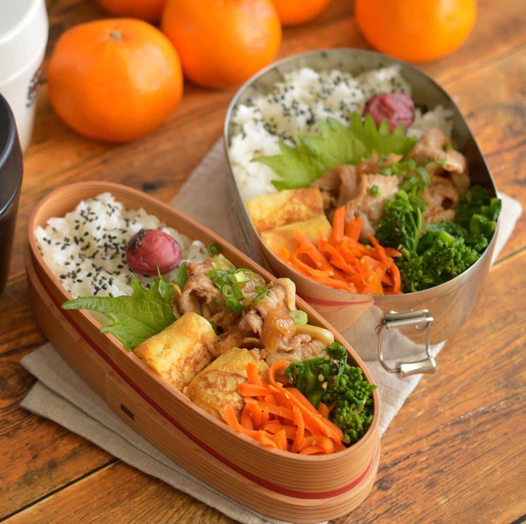 yukiyoのインスタグラム：「2020.12.17* ・ 今日のお弁当 ・ 生姜焼き弁当 甘い玉子焼き 菜の花おひたし 人参ごま炒め ・ みかん1人3個 お湯を入れるお味噌汁 ・ ・ 「本当は甘い玉子焼きが好きなんだよね。 ちょっと前甘い玉子焼きの日があったでしょ？ あれ嬉しかったんだよね」 ・ いや、知ってました笑 少しでも糖分控えようとやめてました。 ・ あの日はラカントの余りを発掘したので使ったのでした… ・ ・ パルスイートとかラカント買ってくるかね。 ・ ・ #リクエストにおこたえし今日は甘い玉子焼き #砂糖はてんさい糖 ・ #お弁当 #obento #bento #lunch #lunchbox #onthetable #japanesefood #暮らし #曲げわっぱ #lin_stagrammer #ロカリ #おうちごはんLover #マカロニメイト #IGersJP #フーディーテーブル」