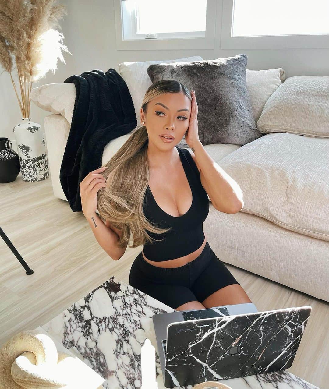 リアン Vのインスタグラム：「Zoom calls, organizing, and planning for all the exciting projects coming up! 👩🏻‍💻🗓 So grateful for my amazing team @thejgoagency for always keeping me busy ❤️   Wearing my “LIANE” ponytail from @insertnamehere 👱🏼‍♀️ in the color Ash Blonde!」