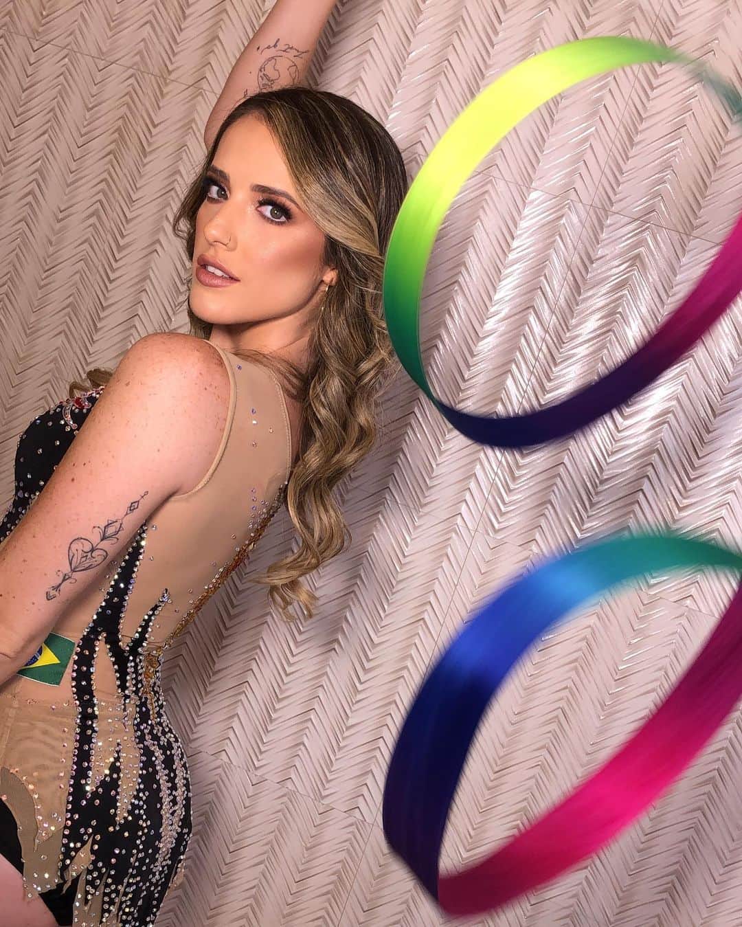 ナターリア・ガウジオのインスタグラム：「Uma sequência com a fita, pra mim o aparelho mais lindo da Ginástica Rítmica... quem concorda respira!! Reparem que em cada foto uma cor diferente ficou destacada, ameii!! 🥰✨🌈🙏🏻🤸🏼‍♀️📸❤️ #inlove #rhythmicgymnastics #ribbon #rainbow #colors #photoshoot #gymnast #makeup」