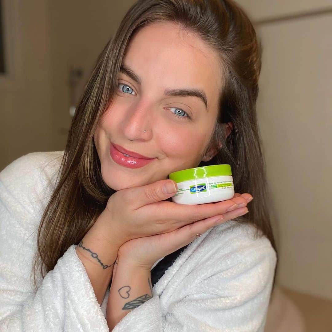 Bruna Unzuetaのインスタグラム：「Achei o que faltava para completar a minha rotina de skincare ✨<3 o Cetaphil Creme Hidratante Facial Noturno, com ácido hialurônico, antioxidantes e extratos naturais é o mais novo lançamento de @cetaphilbrasil e eu já tô amando!!! Proporciona uma hidratação profunda na pele, deixando ela macia e rejuvenescida.  *Consulte sempre seu dermatologista!  #CetaphilBrasil #MinhaRotinaCetaphil #LinhaFace #CremeNoturno」