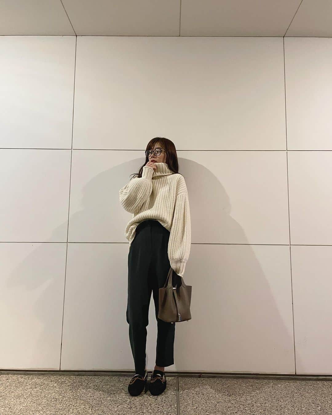 のインスタグラム：「＊ コーデ👗  tops @rielle_riche  bottom @zara  coat @maison_de_lyla  shoes @ugg  bag @hermes」
