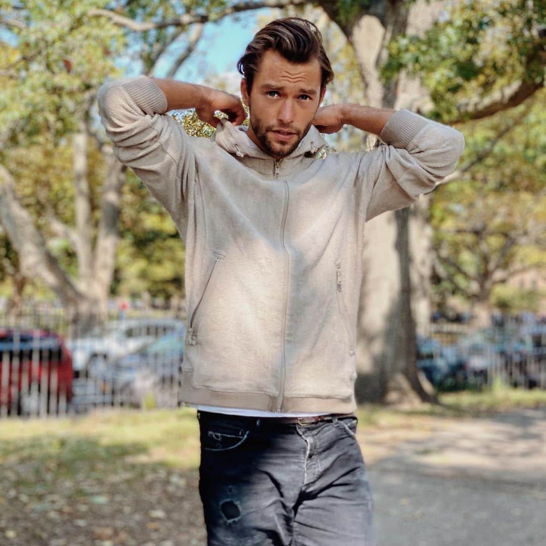 のインスタグラム：「The Hybernate Fleece Zip Up makes the perfect holiday gift. Made with 100% Organic Cotton this is perfect for the eco-conscious someone in your life. #livenau • • • #fashion #mensfashion #sustainablefashion #sustainableclothing #sustainableapparel #organiccotton #giftsforhim」