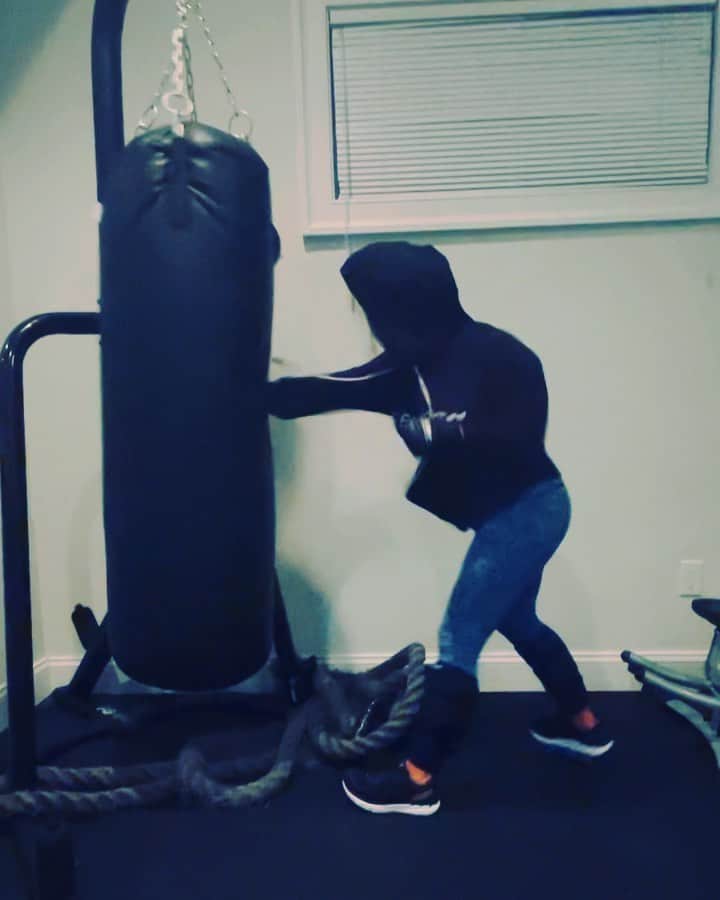 ニコール・ ポリッツィのインスタグラム：「Me after binging Kingdom. 🥊 Training at Navy St - getting ready for my fight with Jay.」