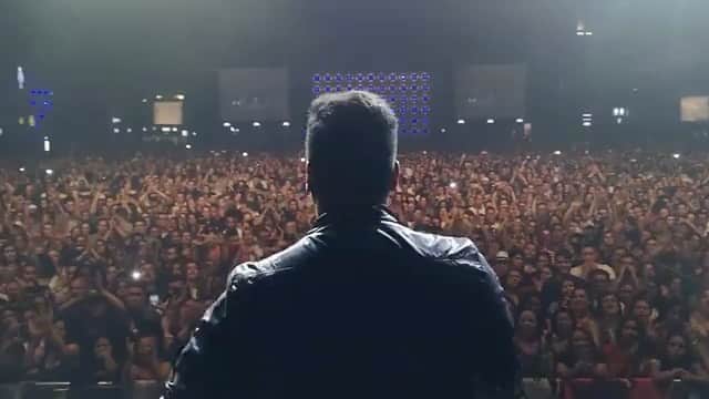 Sorriso Marotoのインスタグラム：「Que saudade! Registro de 2018, nosso último show no @espacodasamericas, com esse mar de vozes cantando junto. Esse ano fomos convidados a voltar à casa de um jeito diferente: público reduzido, mesas separadas, seguindo todas as recomendações de saúde e distanciamento.   Você é nosso convidado e os ingressos já estão disponíveis pelo site do Espaço das Américas. 🖤😊 Nos vemos dia 23 de dezembro!」