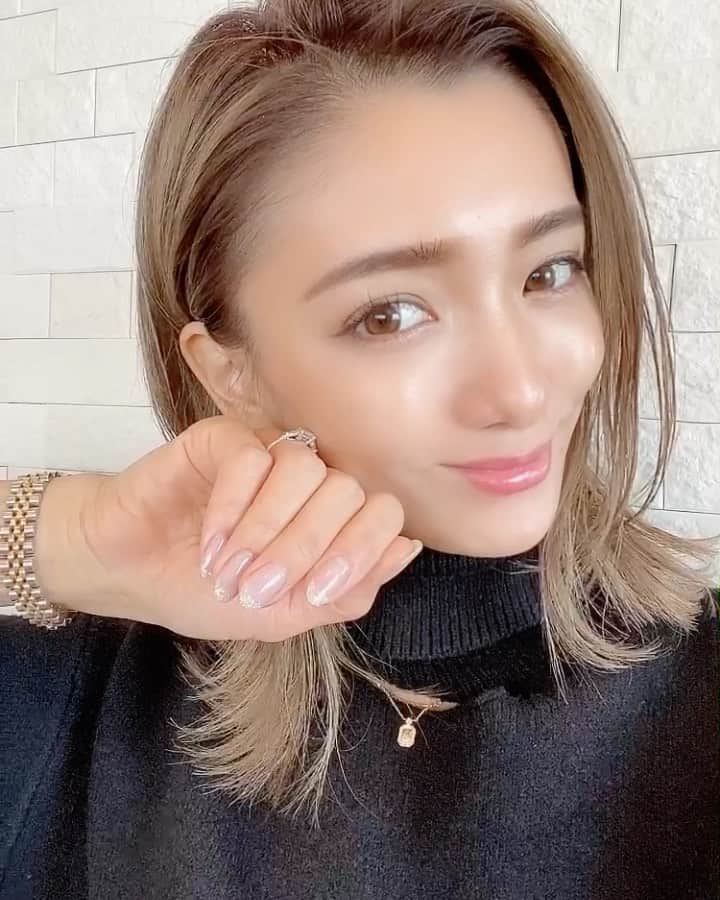 谷口紗耶香のインスタグラム：「nail♡ @unopulir_log  長さを足して、ラメのフレンチ。 simple is best. ・ ほんとにいつも技術が素晴らしいの♡」