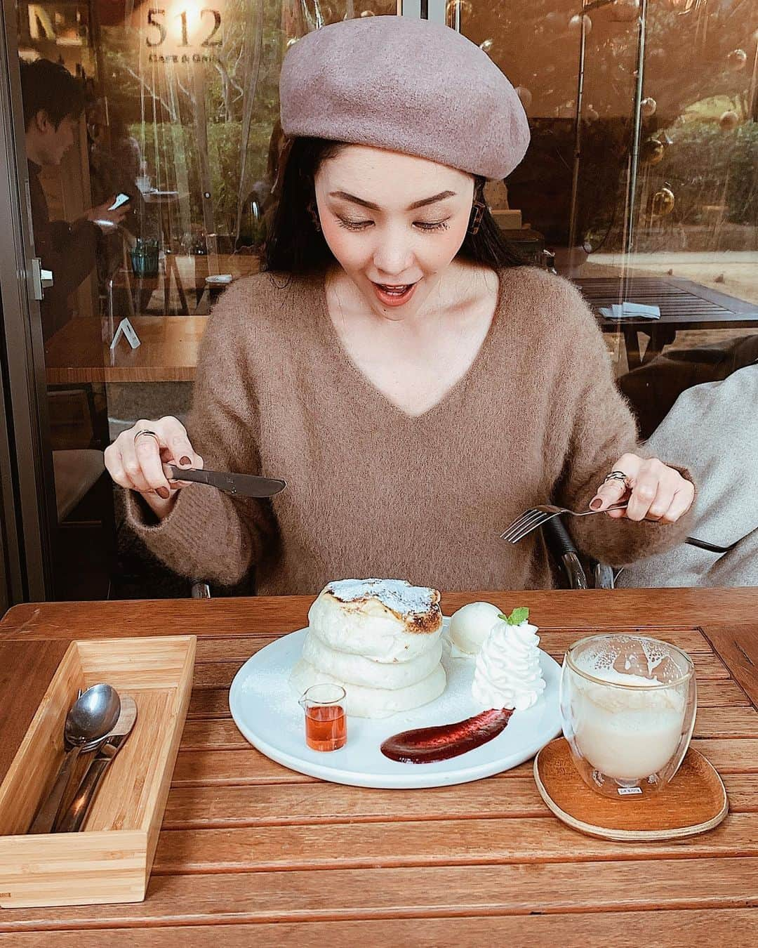 日下裕江さんのインスタグラム写真 - (日下裕江Instagram)「ℙ𝕒𝕟𝕔𝕒𝕜𝕖🥞🍴  ここのパンケーキが有名みたいなんですが、とにかくでっかくてビックリ😳‼️  もうふわっふわっなの｡:.ﾟஐ⋆*  そのふわっふわなパンケーキの上に お好みのソース付けたり、 アイスや生クリーム🍨と一緒に食べたり💕  なんてしゃ〜わせ〜🤤な食べ物なんでしょって感じです✨  ドラマ『35歳の少女』のロケ地でも使われてたけど、 もうロケ地以前から人気で、 シーズン限定のパンケーキもあるみたいですょ❣️  『パンケーキ食べたい♪パンケーキ食べたい♪』  ってなったら、 またここに来よっと♪💕  @512cafe_official @512cafe_and_grill  #pancakes #pancake #pancakes🥞 #パンケーキ #パンケーキ🥞 #🥞 #パンケーキ食べたい #512cafe_and_grill」12月17日 9時27分 - hiroe___h