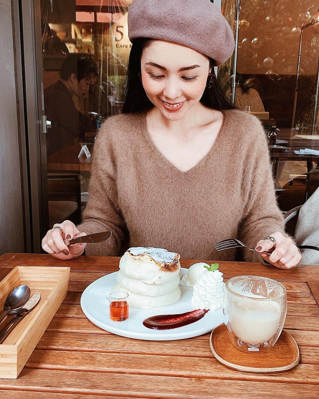 日下裕江さんのインスタグラム写真 - (日下裕江Instagram)「ℙ𝕒𝕟𝕔𝕒𝕜𝕖🥞🍴  ここのパンケーキが有名みたいなんですが、とにかくでっかくてビックリ😳‼️  もうふわっふわっなの｡:.ﾟஐ⋆*  そのふわっふわなパンケーキの上に お好みのソース付けたり、 アイスや生クリーム🍨と一緒に食べたり💕  なんてしゃ〜わせ〜🤤な食べ物なんでしょって感じです✨  ドラマ『35歳の少女』のロケ地でも使われてたけど、 もうロケ地以前から人気で、 シーズン限定のパンケーキもあるみたいですょ❣️  『パンケーキ食べたい♪パンケーキ食べたい♪』  ってなったら、 またここに来よっと♪💕  @512cafe_official @512cafe_and_grill  #pancakes #pancake #pancakes🥞 #パンケーキ #パンケーキ🥞 #🥞 #パンケーキ食べたい #512cafe_and_grill」12月17日 9時27分 - hiroe___h