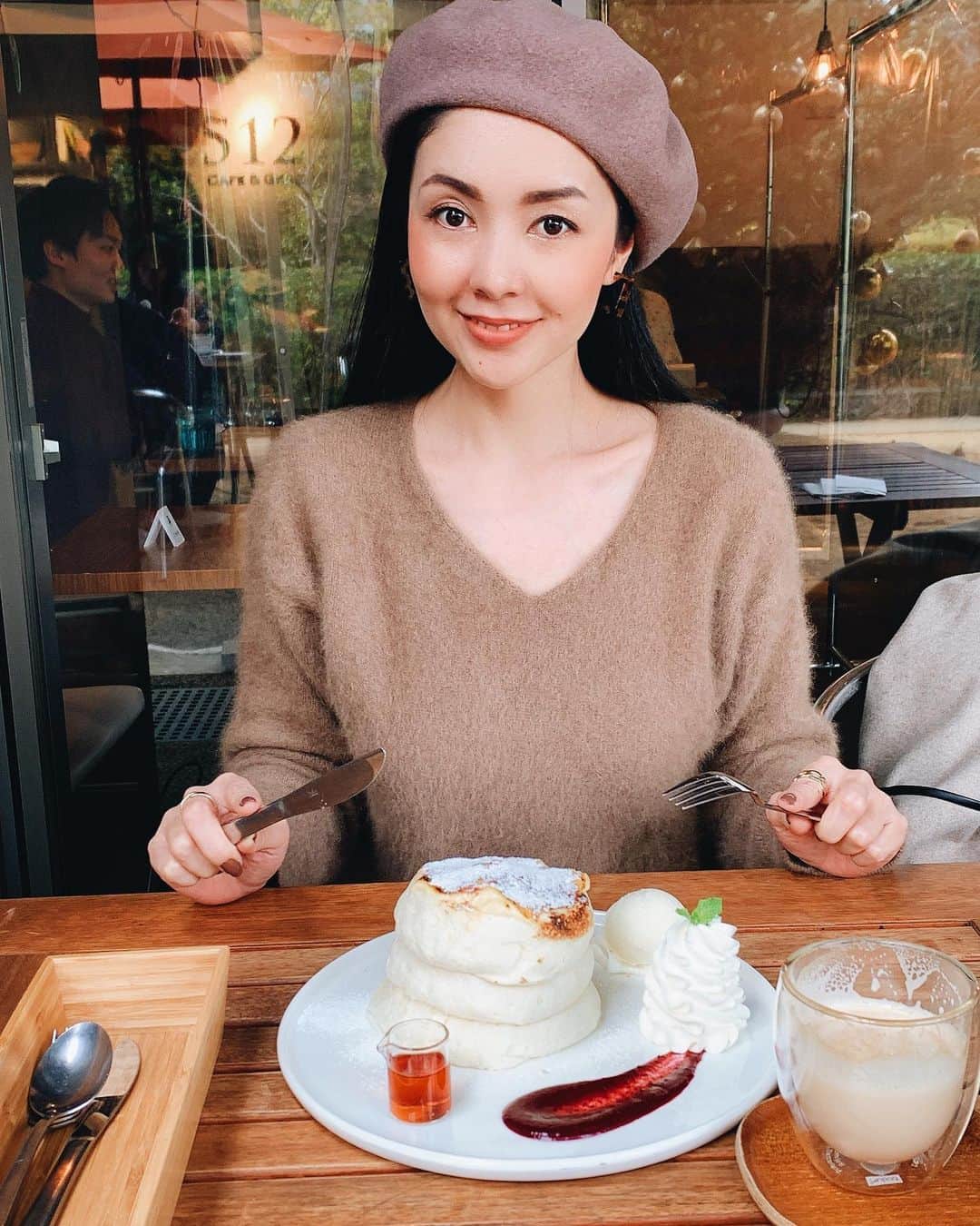 日下裕江さんのインスタグラム写真 - (日下裕江Instagram)「ℙ𝕒𝕟𝕔𝕒𝕜𝕖🥞🍴  ここのパンケーキが有名みたいなんですが、とにかくでっかくてビックリ😳‼️  もうふわっふわっなの｡:.ﾟஐ⋆*  そのふわっふわなパンケーキの上に お好みのソース付けたり、 アイスや生クリーム🍨と一緒に食べたり💕  なんてしゃ〜わせ〜🤤な食べ物なんでしょって感じです✨  ドラマ『35歳の少女』のロケ地でも使われてたけど、 もうロケ地以前から人気で、 シーズン限定のパンケーキもあるみたいですょ❣️  『パンケーキ食べたい♪パンケーキ食べたい♪』  ってなったら、 またここに来よっと♪💕  @512cafe_official @512cafe_and_grill  #pancakes #pancake #pancakes🥞 #パンケーキ #パンケーキ🥞 #🥞 #パンケーキ食べたい #512cafe_and_grill」12月17日 9時27分 - hiroe___h