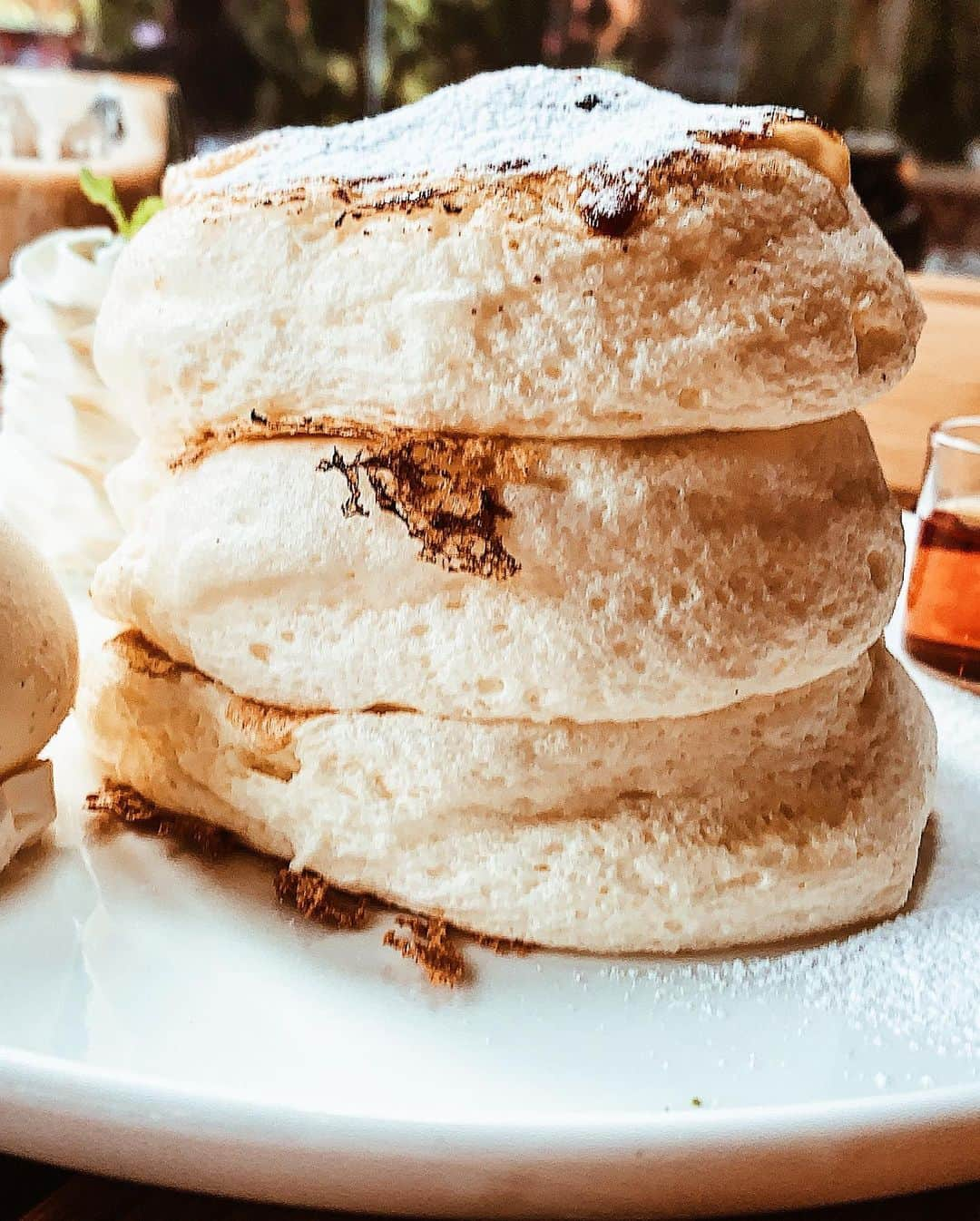 日下裕江さんのインスタグラム写真 - (日下裕江Instagram)「ℙ𝕒𝕟𝕔𝕒𝕜𝕖🥞🍴  ここのパンケーキが有名みたいなんですが、とにかくでっかくてビックリ😳‼️  もうふわっふわっなの｡:.ﾟஐ⋆*  そのふわっふわなパンケーキの上に お好みのソース付けたり、 アイスや生クリーム🍨と一緒に食べたり💕  なんてしゃ〜わせ〜🤤な食べ物なんでしょって感じです✨  ドラマ『35歳の少女』のロケ地でも使われてたけど、 もうロケ地以前から人気で、 シーズン限定のパンケーキもあるみたいですょ❣️  『パンケーキ食べたい♪パンケーキ食べたい♪』  ってなったら、 またここに来よっと♪💕  @512cafe_official @512cafe_and_grill  #pancakes #pancake #pancakes🥞 #パンケーキ #パンケーキ🥞 #🥞 #パンケーキ食べたい #512cafe_and_grill」12月17日 9時27分 - hiroe___h