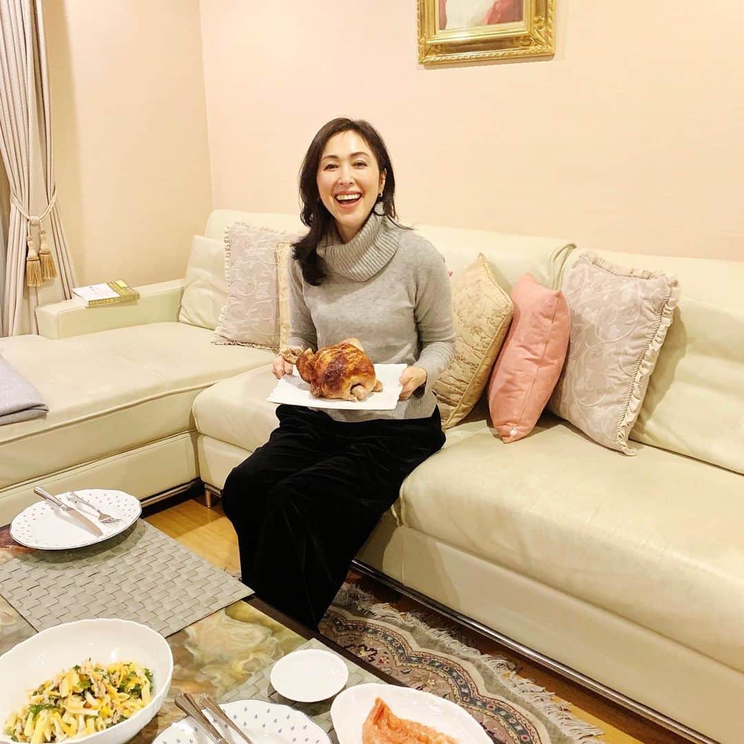 のインスタグラム：「Costcoデビュー。 昨日、お友達が連れて行ってくれて、初めてCostco行って来ました。  食べ物だけじゃなんですね。 お洋服も、家具も、食器も家電も、何でもあってビックリ。  お友達がおすすめのチキン、こんなに大きくて¥700!! 一足早く、我が家はクリスマス気分でした、笑  I went to Costco for a first time in my life. It was huge and had so many items. My friend and I walked around like crazy. We had a fun shopping experience there.  @definebeautyjapan  @definebeauty @ディファインビューティ  #Costco #costcojapan  #コストコ #楽しかった #お友達 #アラフィフコーデ #リラックス #おうち時間を楽しむ  #instapicture  #beauty  #beautiful  #fashionblog #fashionblogger #dailylook #tokyolife」