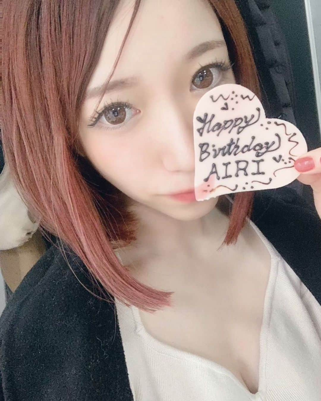 清水あいりさんのインスタグラム写真 - (清水あいりInstagram)「12月17日は ミラジョヴォヴィッチのお誕生日です。  そして私のお誕生日でもあります🎂 なんだかんだ 8歳になりました…💓  まだ8歳かぁ、体は大人でも 自分の中の 少年のような頑固さと 少女のような心を いつまでも大切にしていきたいと思います。  そして今年の目標だった "不動心を養う事" まだまだ弱いから 8歳は、精神を鍛え抜きます…  これからも頑張るので 皆様暖かく 見守っていてくれたら嬉しいです…💓  そしてお誕生日は 両親に感謝の日、でもありますね。 産んでくれてありがと…  　【サガミオリジナル002】12代目宣伝大使のお仕事後 お誕生日前日という事で 宣伝大使チームのスタッフの皆様が お祝いしてくださいました🥂涙 ありがとうございます…💓 素敵なサガミケーキまで…｡ﾟ(´つω･`｡)ﾟ｡ とっても嬉しい🍰💓  #mybirthday #誰がなんと言おうと私は8歳 #8歳 #アラサー」12月17日 9時34分 - shimizuairi