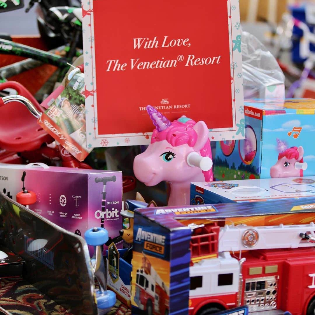 The Venetian Las Vegasさんのインスタグラム写真 - (The Venetian Las VegasInstagram)「We're proud to partner with @98.5kluc to support @helpsonv with this year's Toy Drive, the largest in the nation! Together our Team Members filled a 32 foot delivery truck to help those in need this holiday season. #FeelTheTingle #ToyDrive」12月17日 9時35分 - venetianvegas