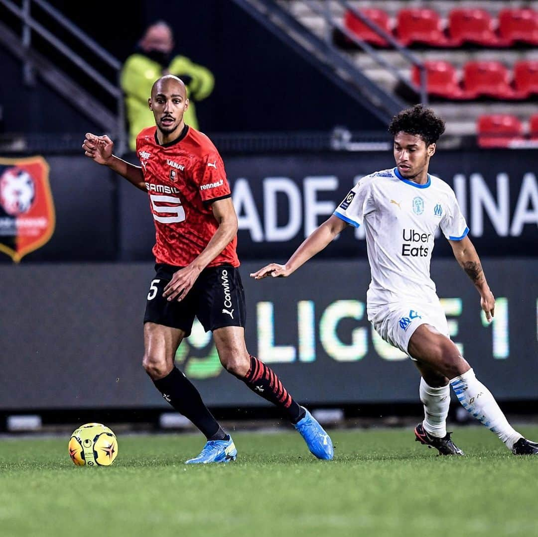 リーグ・アンさんのインスタグラム写真 - (リーグ・アンInstagram)「🆚 #SRFCOM (2-1) 💪🔴⚫️ Gros coup du @staderennaisfc qui stoppe l'@olympiquedemarseille et ses 6 succès consécutifs 👊 !  Rennes beat Marseille to end OM's run of six straight victories! • • #Ligue1UberEats #SRFC #StadeRennais #StadeRennaisFC #RoazhonPark #Rennes」12月17日 9時35分 - ligue1ubereats