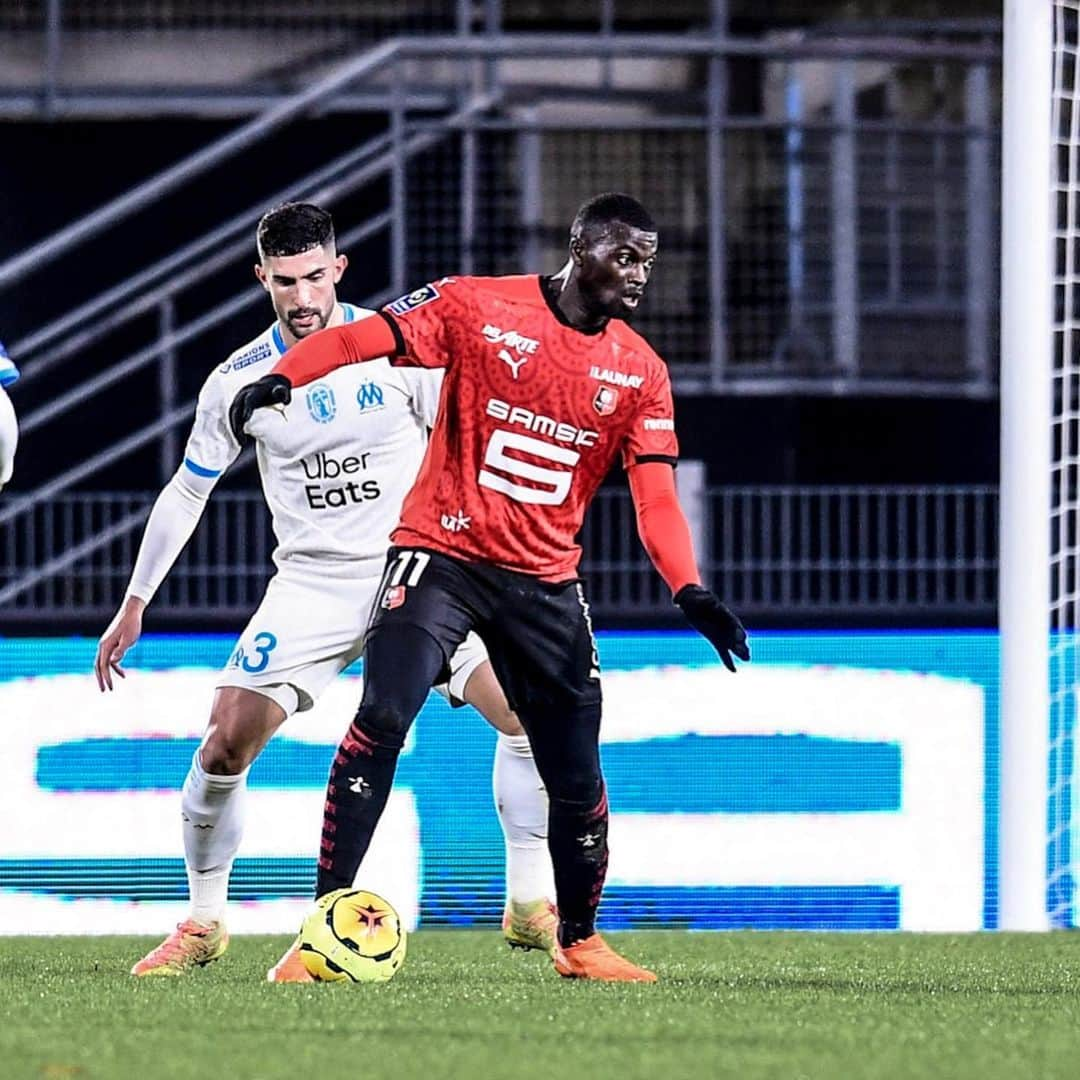 リーグ・アンさんのインスタグラム写真 - (リーグ・アンInstagram)「🆚 #SRFCOM (2-1) 💪🔴⚫️ Gros coup du @staderennaisfc qui stoppe l'@olympiquedemarseille et ses 6 succès consécutifs 👊 !  Rennes beat Marseille to end OM's run of six straight victories! • • #Ligue1UberEats #SRFC #StadeRennais #StadeRennaisFC #RoazhonPark #Rennes」12月17日 9時35分 - ligue1ubereats