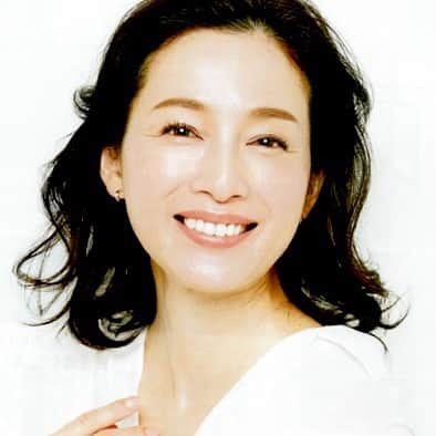 竹中友紀子のインスタグラム：「#出演情報 ただいま発売中 主婦と生活社「すてきな奥さん」2021年新春1月号より 大人の小顔メイク という特集ページのお仕事をさせていただきました^ ^  #撮影 … #鈴木希代江 さん #ヘアメイク … #レイナ さん #取材 … #宇野ナミコ さん #モデル … #竹中友紀子   約2年ぶり？？カメラマンの希代江さんとの再会、特にこの状況下で誰かに会えるというのは本当に嬉しくて、思わずウルっと来てしまいそうでした。さすがに撮影前なので泣きませんでしたが^^; 希代江さんとレイナさんのプロの技で透明感たっぷりな上がりにしていただきました^ ^」