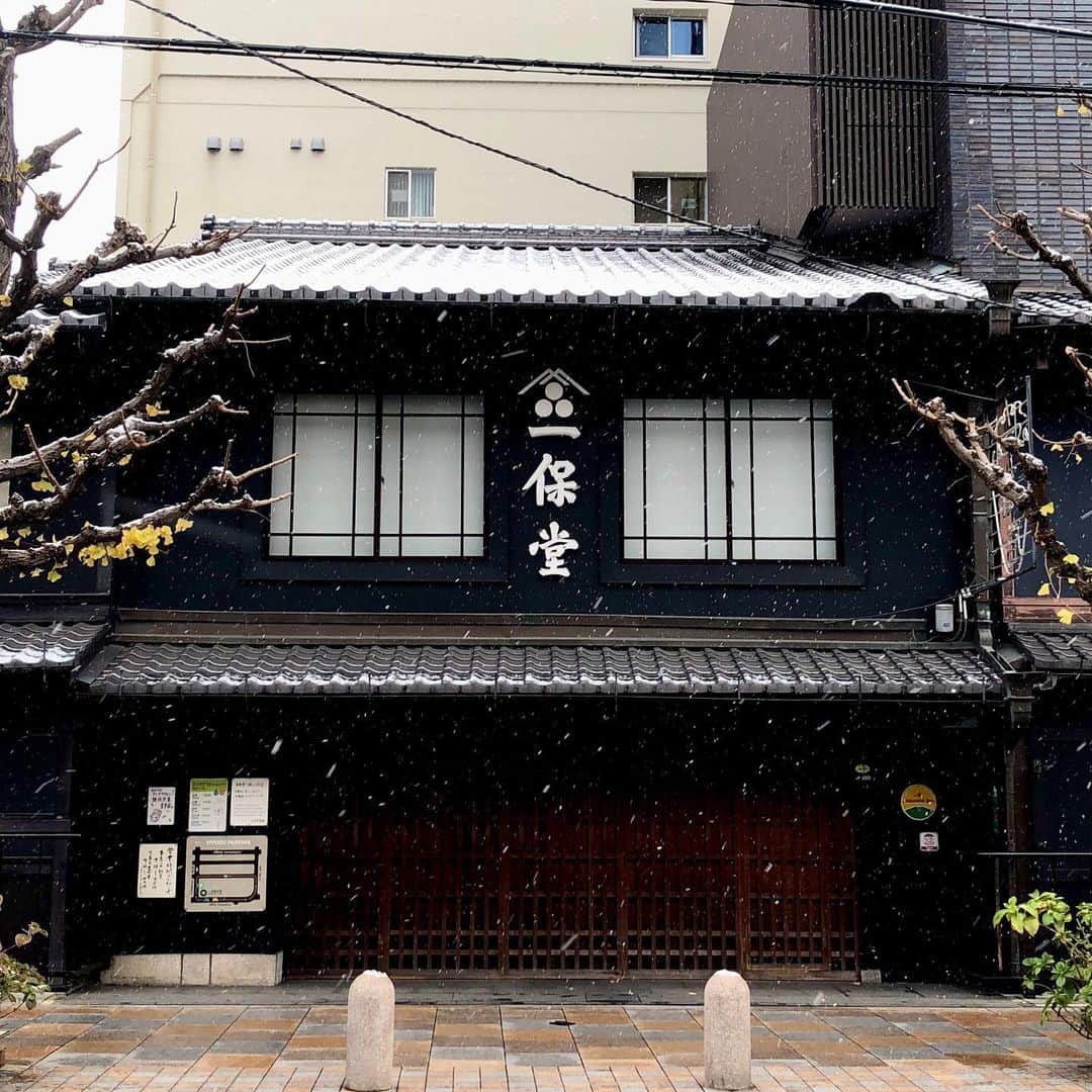 のインスタグラム：「It’s snowing this morning.  #雪 #京都 #師走 #開店前 #一保堂茶舗 #一保堂 #日本茶専門店 #日本茶 #ippodotea #ippodo #japanesetea #kyoto #snow #winter」