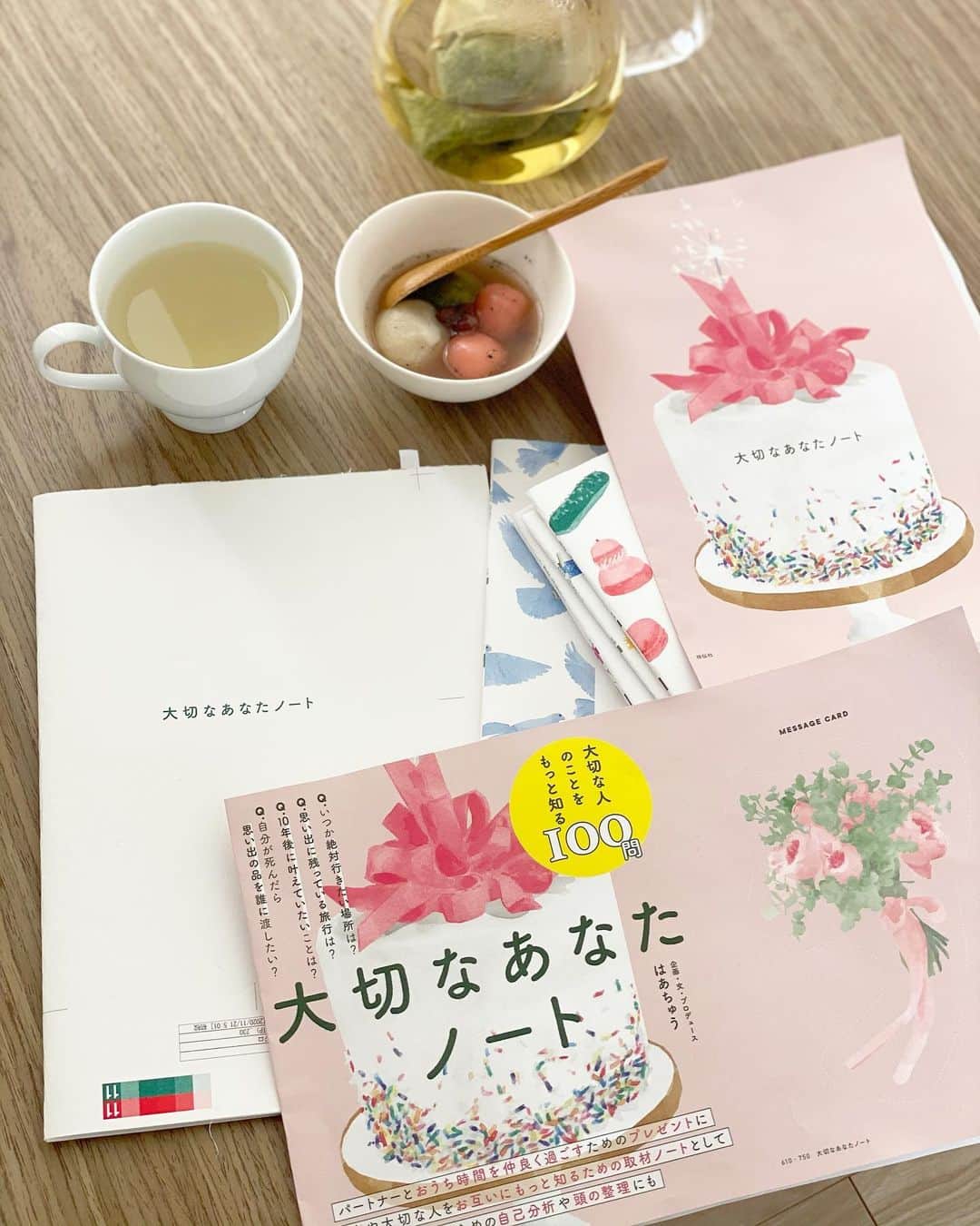 のインスタグラム：「今週はいよいよ﻿ #大切なあなたノート﻿ の見本が届きます。﻿ ﻿ この状況なので﻿ 出版イベントはないと﻿ 思っていたのですが﻿ ﻿ 小人数での集まりを1回﻿ （オンライン中継ありで）﻿ することになりました。﻿ ﻿ 今、詳細調整中なので﻿ また正式に決まったらお知らせ﻿ させて頂きます☺️ ﻿ あとは慣れないけど﻿ 企画の経緯や、使い方を﻿ インスタライブで説明してみようかと…。﻿ ﻿ こちらも（ライブ中、﻿ 出来れば息子を預けたいので…）﻿ 日程が、確定出来たらお知らせさせて頂くので、﻿ もしうまく都合が合えば﻿ ちらっと覗いて頂けると嬉しいです🙏 ﻿ 「大切なあなたノート」は﻿ 12月25日発売です。﻿ ﻿ #質問ブック #リビング作業 #朝おやつ」