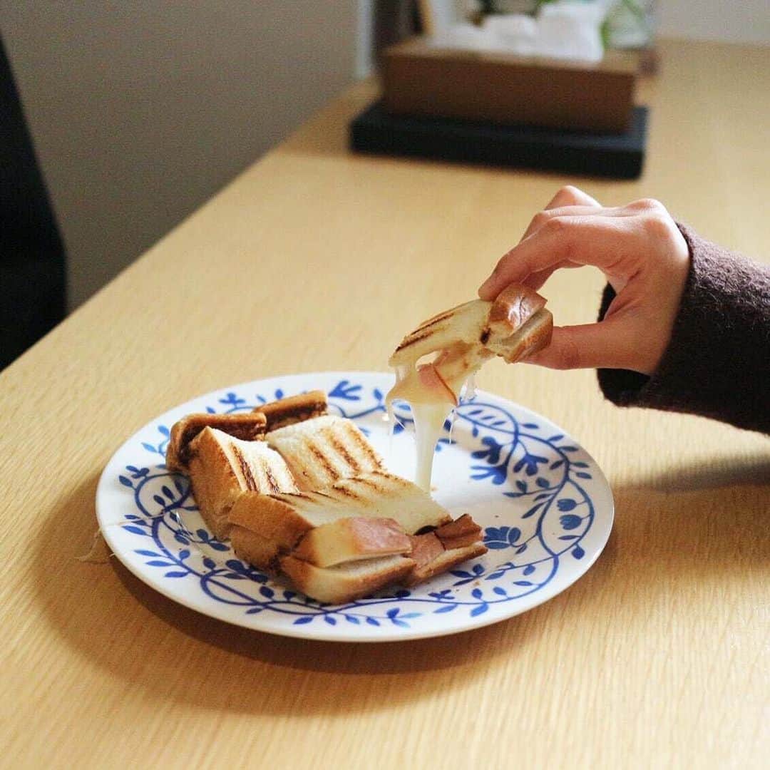 北欧、暮らしの道具店さんのインスタグラム写真 - (北欧、暮らしの道具店Instagram)「【新商品】2分でおいしいホットサンドが作れる！ 一度使ったら手放せない、「ホットパン」が新登場✨ . - - - - - - - - - - - - 「これで作ったホットサンドを食べたいから、 食パンを買うようになりました」  当店のバイヤーがそう太鼓判を押すほど、 一度食べたら虜になってしまうという 家事問屋の「ホットサンドメーカー」が新登場です！  食べてみると、パンの白い部分のもっちりさと、 耳のカリカリさに驚きます。 なぜこれを使っただけで おいしいホットサンドになるのかというと、 秘密は耳の内側にぐるりと仕切りをつけた 二重構造だから！  山盛りの具を盛っても溢れ出ることなく、 ぎゅっと閉じ込めてくれるんです◎  耳の部分も潰すことなく焼けるから、 耳が固くならず、 サクッとした食感に仕上がりますよ。  また使ってみて嬉しいと思ったのが、 片面約1分、両面だと約2分で出来上がる手軽さ！ 朝の忙しい時間でも、パパッと調理ができますよ。  ガス・IHのどちらでも作れる優れもの、 一度手にしたら手放せないアイテムになりそうです◎ . - - - - - - - - - - - - 家事問屋 / ホットパン（ホットサンドメーカー） . ▶︎ プロフィールのリンクからも、お値段・サイズなど詳しい情報をご覧いただけますよ。→@hokuoh_kurashi ・ #kitchen#kitchendesign#kitchenware#food#foodstagram#ホットパン#家事問屋#ホットサンド#ホットサンドメーカー#キッチン雑貨#台所#ごはん#朝ごはん#朝ごパン#ランチ#お弁当#料理#シンプル#シンプルライフ#シンプルデザイン#暮らしを楽しむ#日々の暮らし#北欧#暮らし#北欧暮らしの道具店」12月17日 9時47分 - hokuoh_kurashi