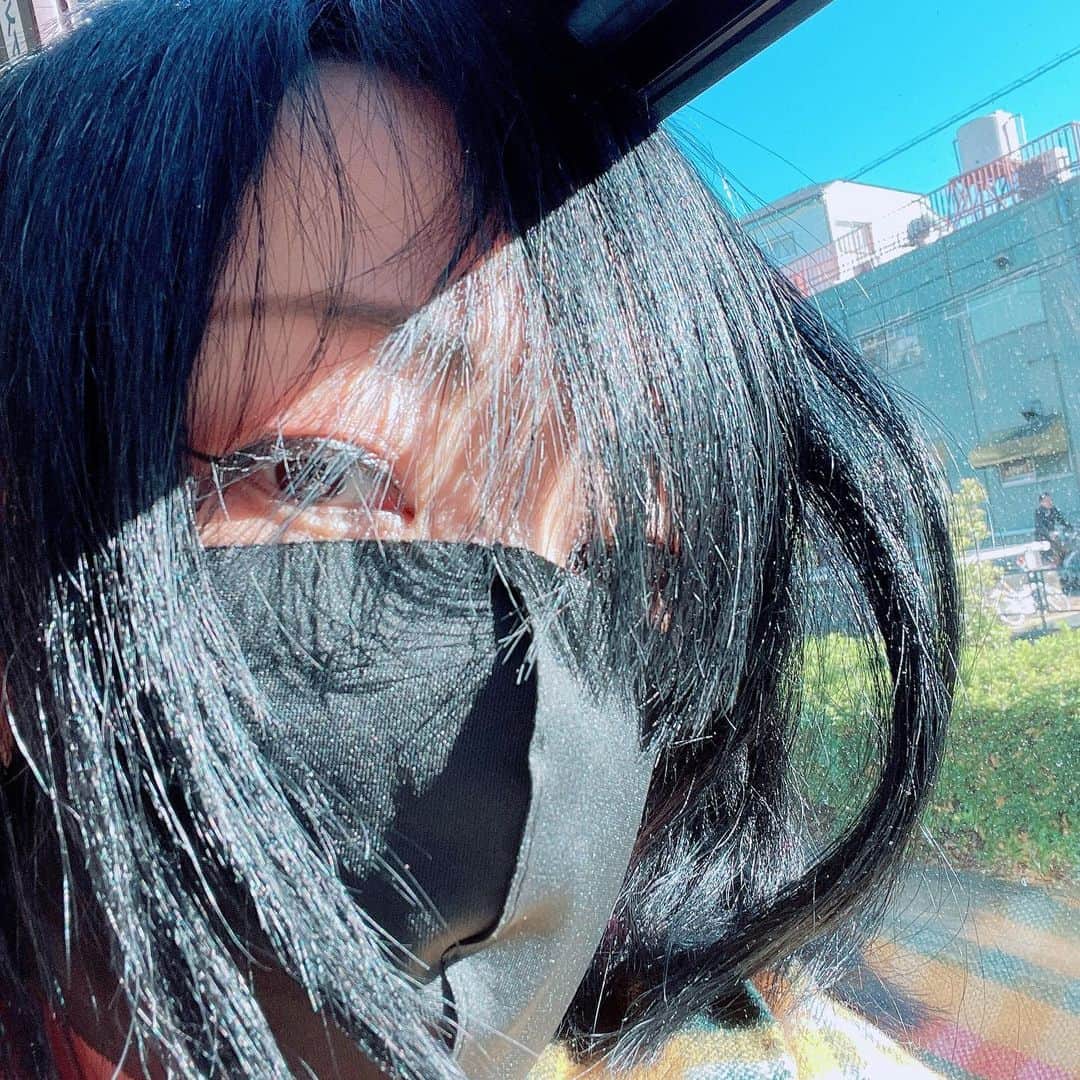 日暮愛葉さんのインスタグラム写真 - (日暮愛葉Instagram)「眩しい。これから美容室へー つまりこれはbefore です 髪のびのび いってきまーす」12月17日 9時48分 - aiha_higurashi