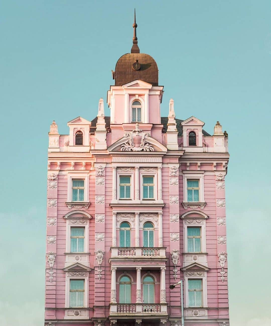 アリスマッコールのインスタグラム：「A Wes Anderson wonderland #aliceMcCALL」