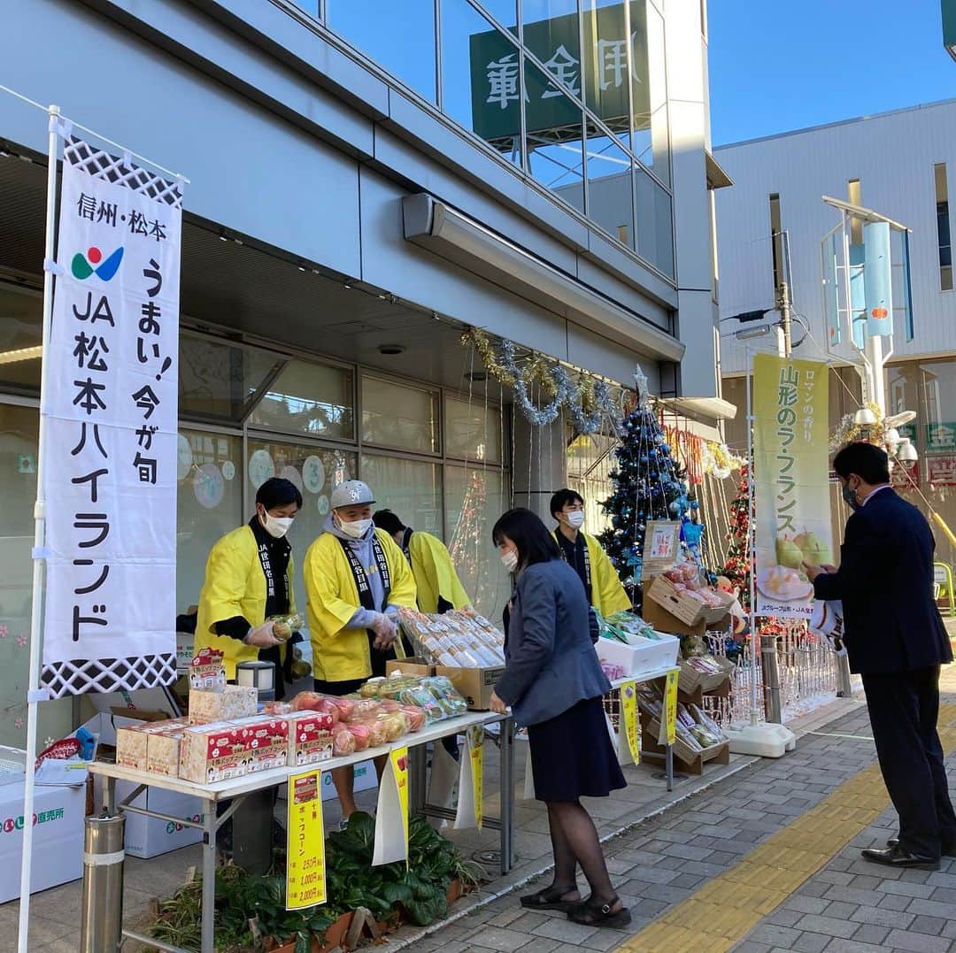 小谷あゆみさんのインスタグラム写真 - (小谷あゆみInstagram)「ベジアナの畑の力らららラジオ！ まもなく11時から始まりまーす #JA世田谷目黒 #エフエム世田谷  昨日はJA前で山形のラフランスフェアでした〜 ゲストは中杉キッチンガーデン 中杉玲子さん　スマホで聴けます♪ https://radio1.bitmedia.ne.jp/fm834/listener.html」12月17日 9時51分 - vegeanaayu