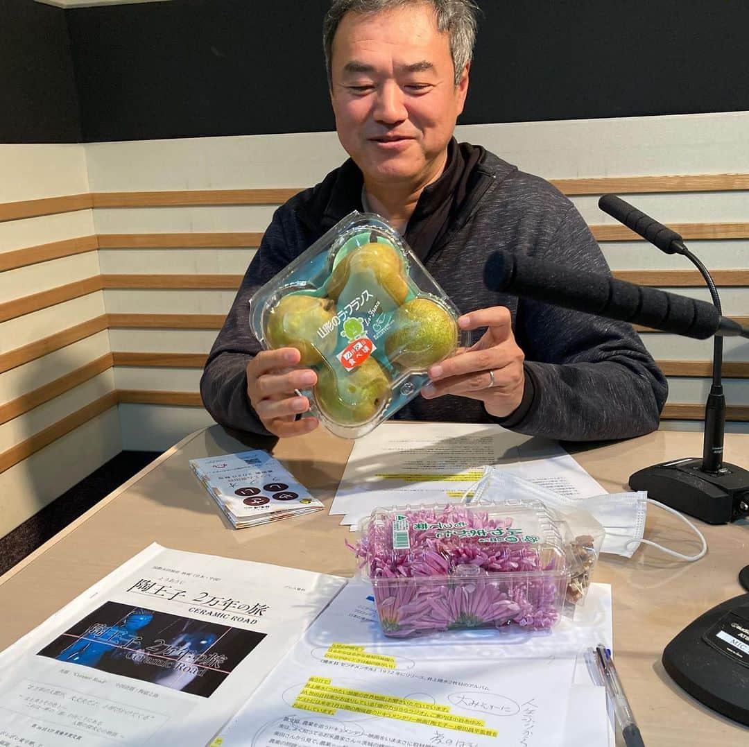 小谷あゆみさんのインスタグラム写真 - (小谷あゆみInstagram)「ベジアナの畑の力らららラジオ！ まもなく11時から始まりまーす #JA世田谷目黒 #エフエム世田谷  昨日はJA前で山形のラフランスフェアでした〜 ゲストは中杉キッチンガーデン 中杉玲子さん　スマホで聴けます♪ https://radio1.bitmedia.ne.jp/fm834/listener.html」12月17日 9時51分 - vegeanaayu