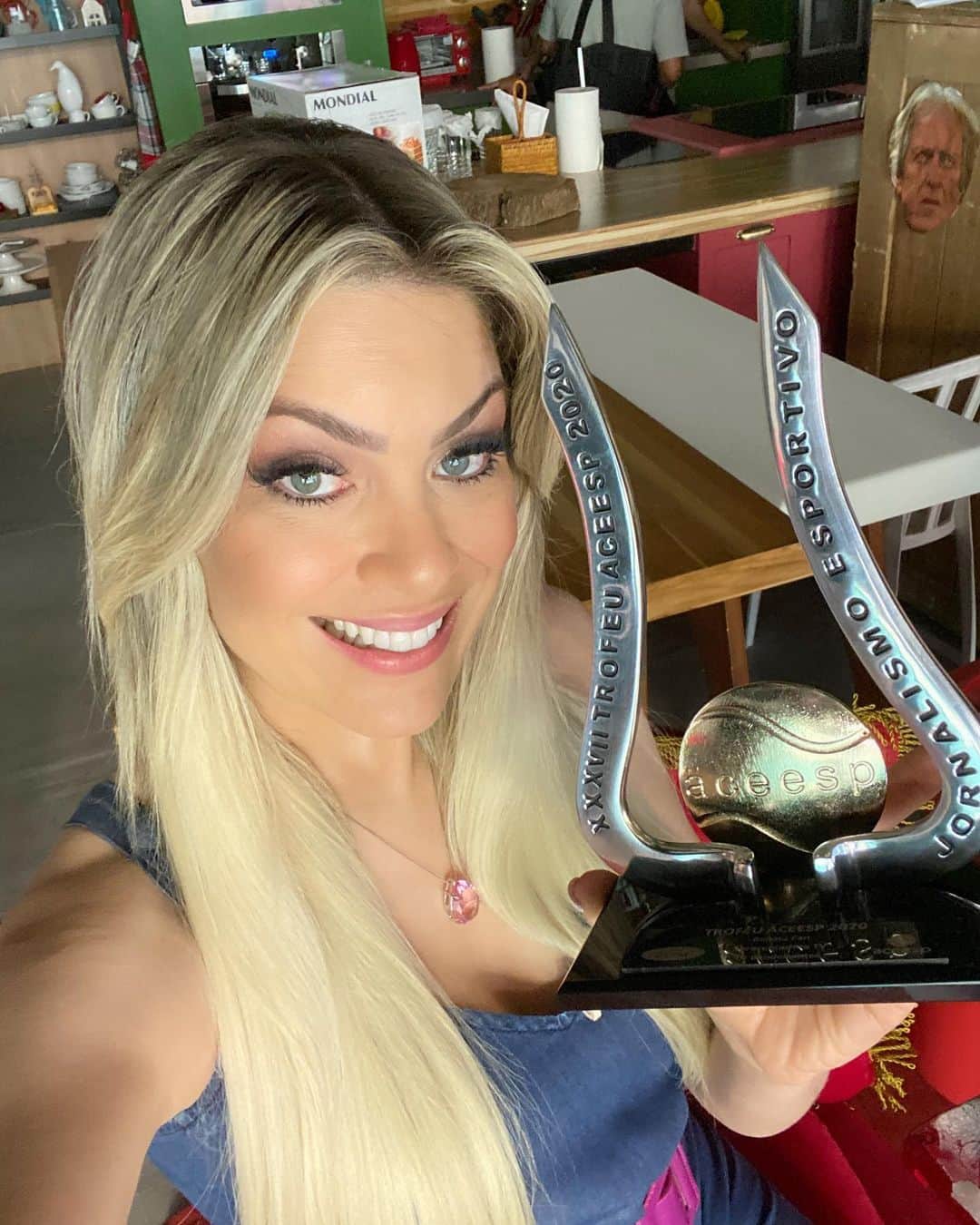 レナータ・ファンのインスタグラム：「Meu 5º TROFÉU ACEESP de Melhor Apresentadora Esportiva em 2020 veio sem confraternização! Veio pelo correio trazendo alegria, reconhecimento de colegas da Imprensa e alento depois de um ano pouco saudável e desafiador! Trabalhar para receber prêmios é inútil.  Eles só aparecem após dedicação, criatividade e talento lapidado. Nunca fiquei em casa por causa da pandemia, durante dois meses estive AO VIVO por duas horas diárias sem nenhum evento esportivo de expressão acontecendo e me reinventei! Sofri e não desisti! E antes do Natal, veio o meu presente: valorização em forma de troféu!  Dedico esta prêmios a toda equipe Jogo Aberto, time inigualável, aos meus pais Ana e Paulo e especialmente ao meu irmão @rafaelfan  minha cunhada @letidc meus sobrinhos Mateus e Lucas, meu namorado @atilaabreu51 meu público e “Fans incríveis que me acompanham a tanto tempo e aqueles que me ensinam constantemente a agir melhor com honestidade, vontade, inspiração, motivação e torcida!  Errarei, mas estarei sempre pronta a ser mais atenta, completa e feliz para evoluir e seguir contribuindo com vcs da mesma maneira que tantos e tantas contribuem no meu amadurecimento pessoal e profissional! De coração e publicamente, MUITO OBRIGADA A TODOS!!!!!! ❤️✨✨✨✨✨✨🙏🏻」