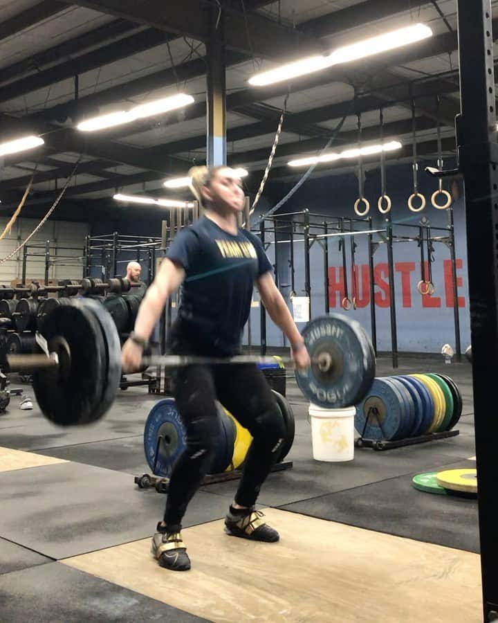 マッティ・ロジャーズのインスタグラム：「Alllllll about the movement right now (& the horrible volume squats). Light things but making them as perfect as possible and doing A TON of them. Can’t say I enjoyed doing these after 10’s of squats, but I did love my movement today. Sore is an understatement, but I’m waddling my way through this week 🐧  It’s super hard for me to keep weight on during off weeks, so it’s nice to see the scale come back into the 75’s after a couple normal days back in the gym. Been using @rpstrength’s app to track everything as always 🙂 MATTIE10 for discounts!」