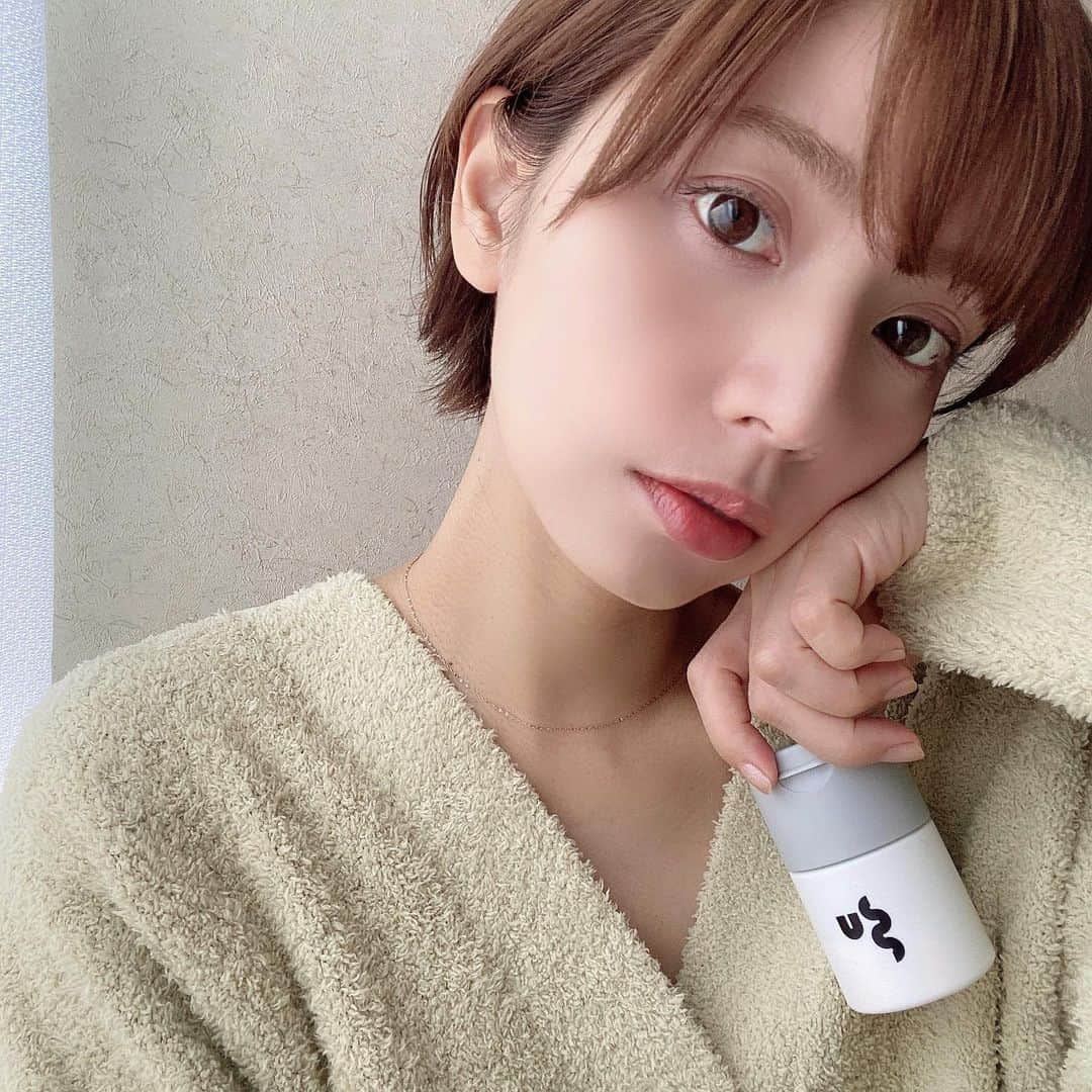 のインスタグラム：「． 治った！と思ったら直ぐまたぶり返す顎ニキビとサヨナラ👋したく使いはじめた〝USS by パパウォッシュバブル〟@uss_bypapawash の酵素洗顔🛁 ． お水と混ぜると1秒で自活発泡する新感覚の酵素洗顔で、微弱炭酸と酵素が含まれたアクティブバブルが落として欲しい余分な皮脂や汚れのみを落としてくれている感じで、洗い上がりの肌はしっとり感も残しつつ、ツルっと仕上がって感動💆‍♀️✨ すぐに泡立つので朝忙しい時の洗顔も楽チン◎ ． 成分は天然100%で自然に還る成分・動物実験していない原料のみ・13のフリー（防腐剤など） そして容器も環境に配慮した再生プラスチックを使用していて、地球にも人にも優しいところが素敵です🌍 ． #USS #USSbyパパウォッシュバブル #自活発泡酵素 #pr」