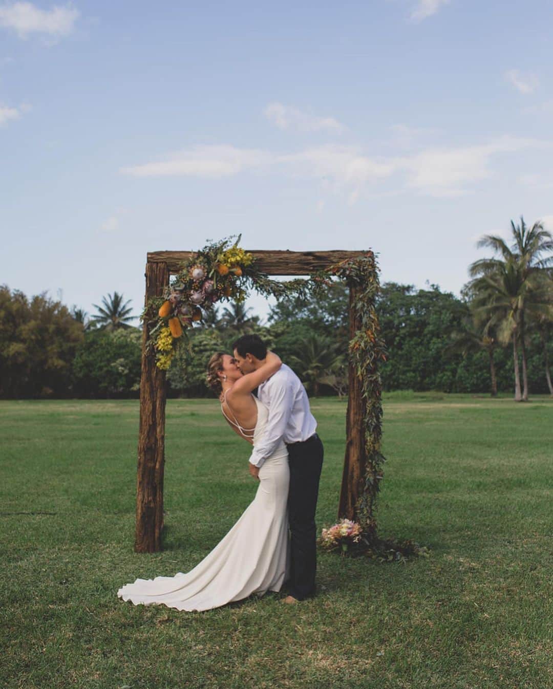 カリッサ・ムーアさんのインスタグラム写真 - (カリッサ・ムーアInstagram)「Annual anniversary photo beneath our wedding arch in our backyard with the addition of Maya this year 💛 Excited to see the collection of photos 10, 15, 20 years from now and how things will change. Cheers to three incredible years of marriage and forever more my love. You’re the greatest thing that has ever happened to me.」12月17日 9時56分 - rissmoore10