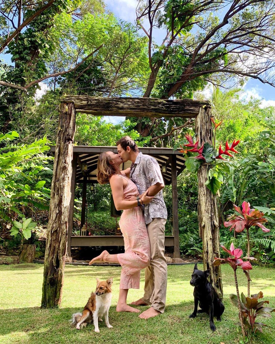 カリッサ・ムーアのインスタグラム：「Annual anniversary photo beneath our wedding arch in our backyard with the addition of Maya this year 💛 Excited to see the collection of photos 10, 15, 20 years from now and how things will change. Cheers to three incredible years of marriage and forever more my love. You’re the greatest thing that has ever happened to me.」