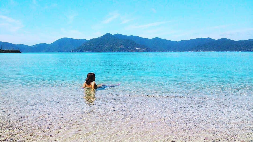 三谷晶子のインスタグラム：「最近寒くて海が恋しいんで、とりあえずいつぞやの浜でくつろぐわたし置いときますね。  #加計呂麻島 #kakeroma  #kakermajima #kakeromaisland #island #islandlife #islandvibes  #islandpics  #islandmovie  #islandgirldiaries  #islandphotography #beach #beachlife  #beachlifestyle  #beachgirlforlife #japan_of_insta  #japan_photo  #sea #ocean」