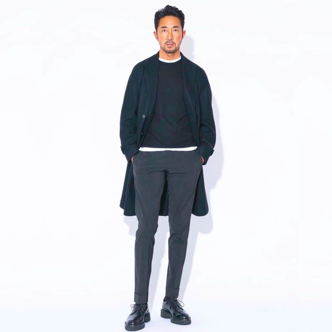 干場義雅さんのインスタグラム写真 - (干場義雅Instagram)「【お気に入りのコートは「MOVB(モーヴ）」の黒のダブル‼️】ややトレンド感のあるドロップショルダーで、着丈の長さも気に入っているんですが……。何より厳選された最高級ウールジャージを使用しているから、とにかく軽くて着やすいんです。縫い代を重ねる必要のない「TPS」という特殊な縫製で作られているので気絶級の着心地を味わえるのもキモ。前合わせが浅いダブルだから、クラシック過ぎなくてカジュアルに合わせられるのも良いんです。ということで僕は、30/70のシルカシのクルーネックニットに、クロスクローゼットのTシャツ、ニール・バレットのテーパードパンツ、WHのプレーントゥという、ストレスほぼゼロのアイテムに合わせてヘヴィロテ中。チラッと白を効かせてます。6万9000円というコスパの良さも嬉しい部分！とオススメしていたら残念！！なんと黒はSOLD OUTでした。キャメル、グレー、ネイビーはまだ買えます。ちなみに僕が着ているアイテムは、すべてミニマルワードローブで買えますので試してみてはいかがでしょう！➡︎https://minimalwardrobe.jp/collections/movb/products/tps_double-coat-br-col-black  @minimalwardrobe_official  #minimalwardrobe_official  @yoshimasa_hoshiba  #yoshimasahoshiba  #干場義雅 @forzastylecom #forzastyle @movb_official  #movb #モーブ @trentasettanta  #trentasettanta  #3070 @crossclothet_official  #crossclothet  #クロスクローゼット @neilbarrett  #neilbarrett  #ニールバレット @wh_official_orientalshoes  #wh #ダブルエイチ」12月17日 9時56分 - yoshimasa_hoshiba