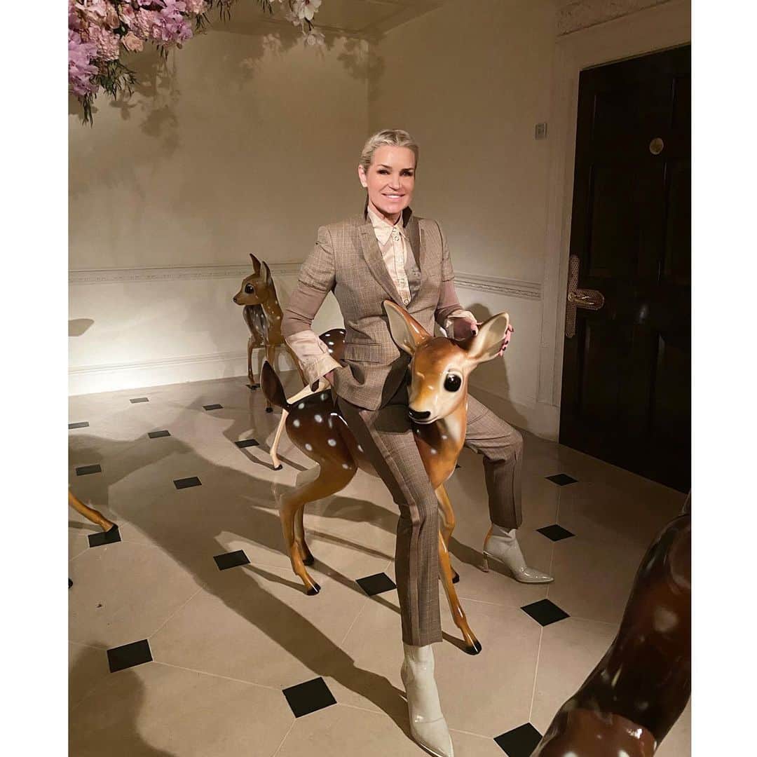 ヨランダ・ハディッドのインスタグラム：「❤️Loved this @burberry moment........ Thank you @riccardotisci17」