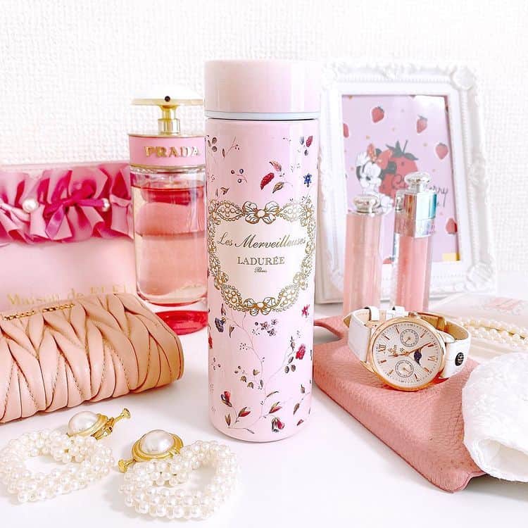 MERY BEAUTYさんのインスタグラム写真 - (MERY BEAUTYInstagram)「．⁣ 【￥1,590】デパコスブランド #ラデュレ のステンレスボトルが付録で登場💗 ．⁣ 雑誌『GLOW』2020年12月号特別号の付録は、 #LesMerveilleusesLADUREE のステンレスボトル。高貴で愛らしいデザインのボトルは、持っているだけで華やかな気分になれそうです🎀 ミニサイズなので、バッグに入れて持ち歩けますよ♪⁣ ．⁣ ❤︎GLOW（ @glow_tkj ）⁣ GLOW 2020年12月号特別号 ￥1,590（tax in）⁣ ．⁣ ❤︎photo by @__mananzel__ @yumitty.0_o_0.k⁣ ⁣ .⁣ MERYでは他にも「かわいい」に近づくさまざまな情報を発信しています。⁣ @mery.jp かわいいに近づく情報をたっぷりご紹介！⁣ @mery_spot 話題のカフェやお出かけスポット情報をお届け♡⁣ @_meryshop_ MERYセレクトの可愛いアイテムがたくさん⁣⁣ こちらもぜひチェックしてみてください！⁣ .」12月17日 10時00分 - mery.beauty