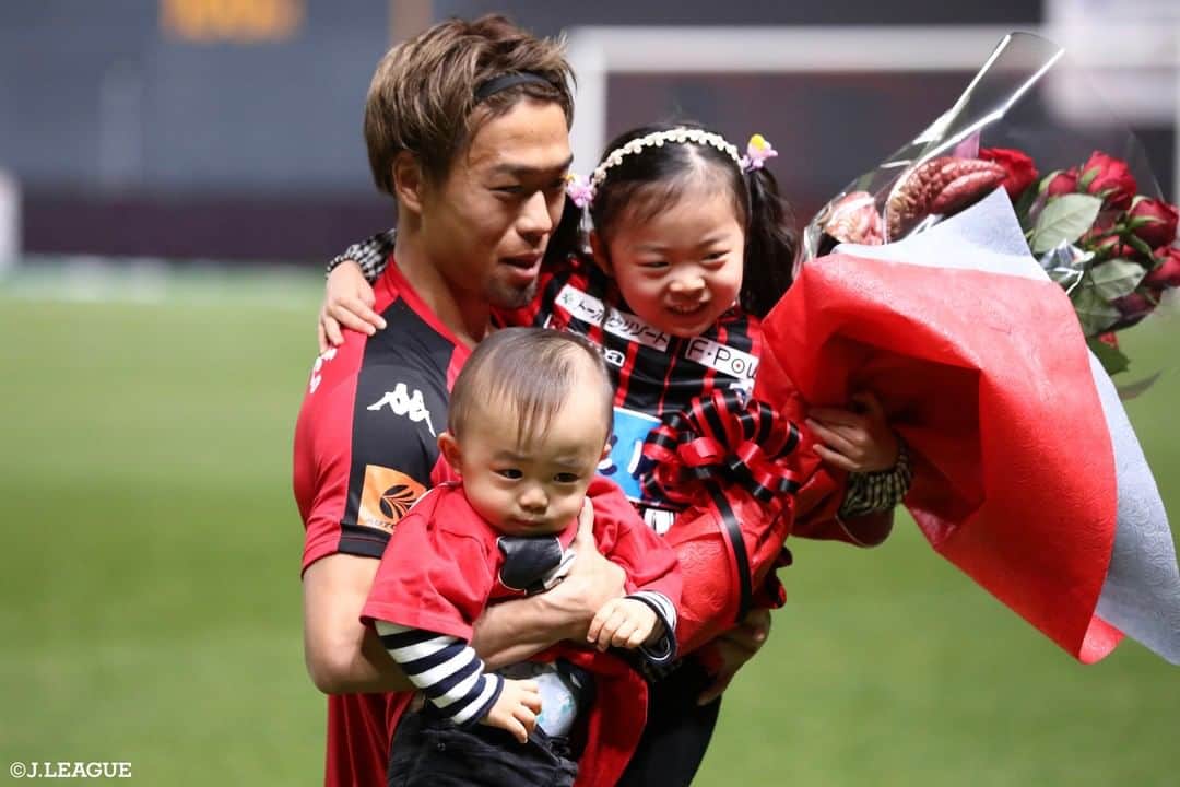 のインスタグラム：「.﻿ 記念の親子ショット📸✨﻿ ﻿ #北海道コンサドーレ札幌 の﻿ #駒井善成 選手が2人の子供を抱き抱えて﻿ 親子でパシャリ📸✨﻿ ﻿ 心温まる3ショットです😊﻿ ﻿ #Ｊリーグ﻿ #jleague﻿ ﻿ #consadole #🦉﻿ #キッズ #子ども #kids﻿ #かわいい #キュート #cute﻿ #家族 #ファミリー #family﻿ #親子 #親子で﻿ #親子ショット #familyphoto﻿ #ナイスショット #niceshot﻿ #ベストショット #bestshot﻿ #サッカー #soccer﻿ #football #⚽️」
