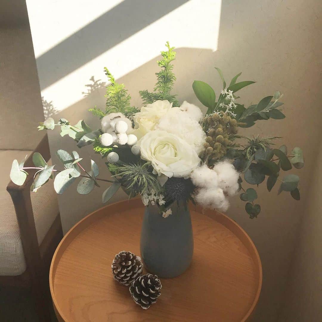 福田葉子さんのインスタグラム写真 - (福田葉子Instagram)「冬の白、と思って作ってみたけど難しかった。花材が多すぎた&枝ものが思うような方向にできなくて何度もやり直し。 アレンジ上手な方、プロのお花ってやっぱりすごいなあと心から尊敬します。そんな感じの今週のお花。 #flowers #winter #white #xmas #お花　#冬　#白　#難しい　#花のある暮らし」12月17日 10時02分 - yoyoyokoko