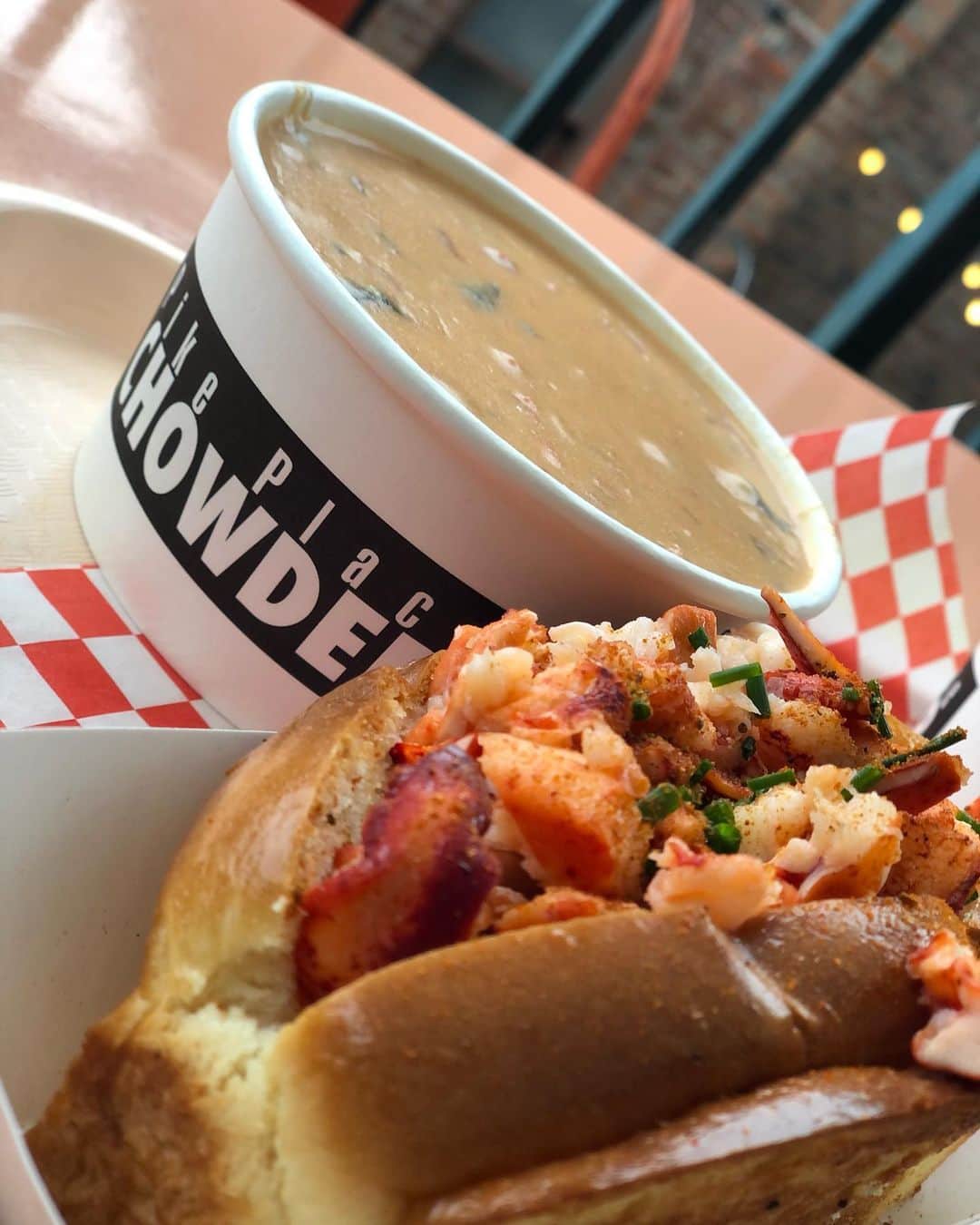 永井里菜のインスタグラム：「. . 最近のBreakfast 🥪😋☀️ . lobster roll のパンがカリカリ具合が好みすぎて美味しくてもお食べたい😆❣️ #pikeplacechowder  #pikeplacemarket  #bacco  最近ハマりちうのcorned beef hashを発見してしまいました🤤✨ . お気に入りベーカリーのkouign amann🥐💕 別名、カロリーモンスターヘビー級👾👾👾 .」