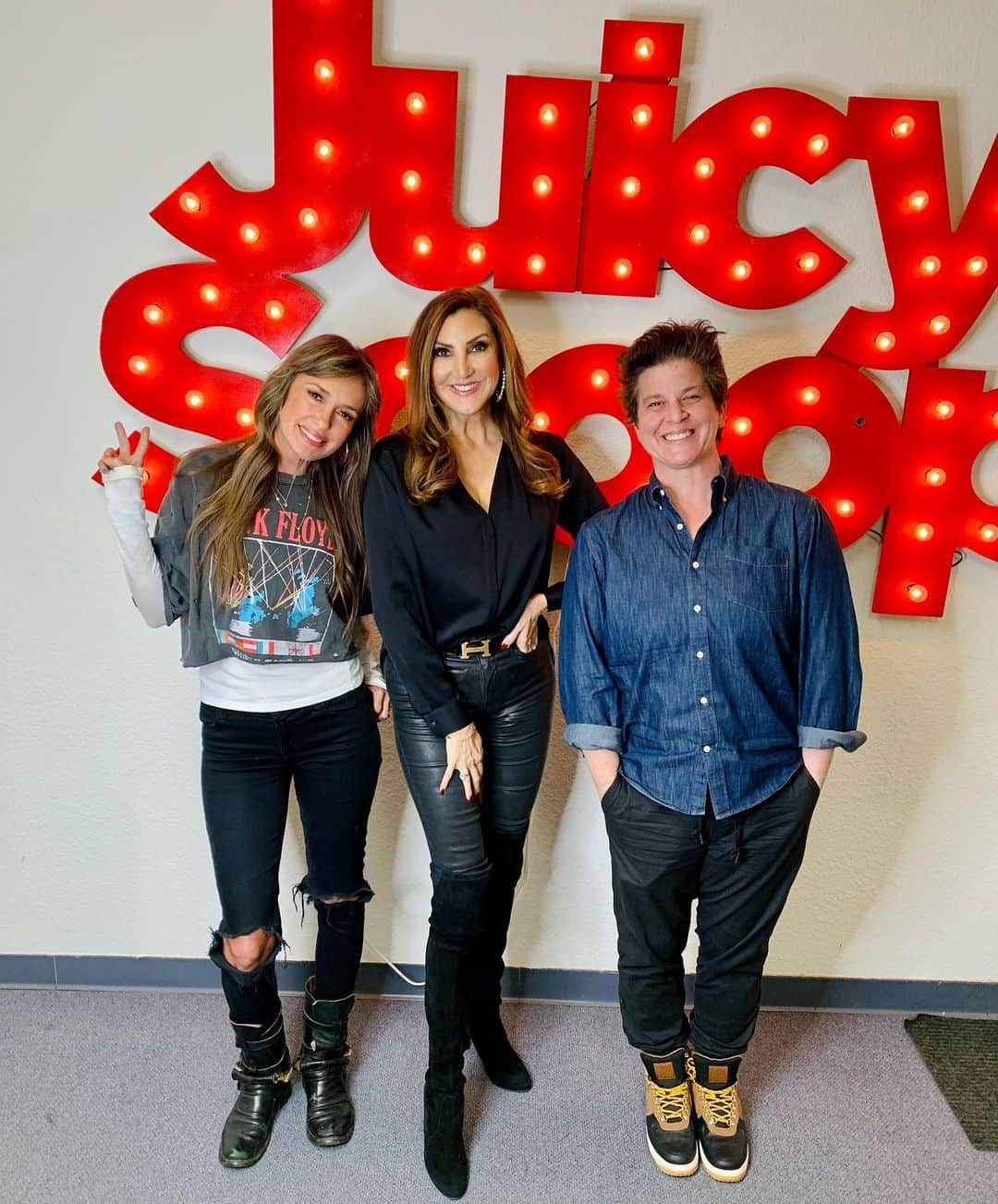 ヘザー・マクドナルドのインスタグラム：「Brandy & Julie are here! On tomorrow’s Juicy Scoop, I am  cracking a very suspicious "attempted kidnapping" story from a mommy blogger in Petaluma, Sonoma County. Is the Bachelorette going to choose someone out of fear of his recently-released-from prison brother? #LittlePeopleBigWorld shocking molestation accusation. #TomCruise has a freak out on set and it's kinda hot. Brandy and Julie join and we talk about the new Monica lewinsky/ #billclinton series from director #RyanMurphy. Dorinda's daughter Hannah and her amazing thigh gap. Brandy & Julie went to lesbian camp and will Braunwyn go next year?  ✨Swipe to see some of the topics tomorrow and tell me what you’re excited to hear!」